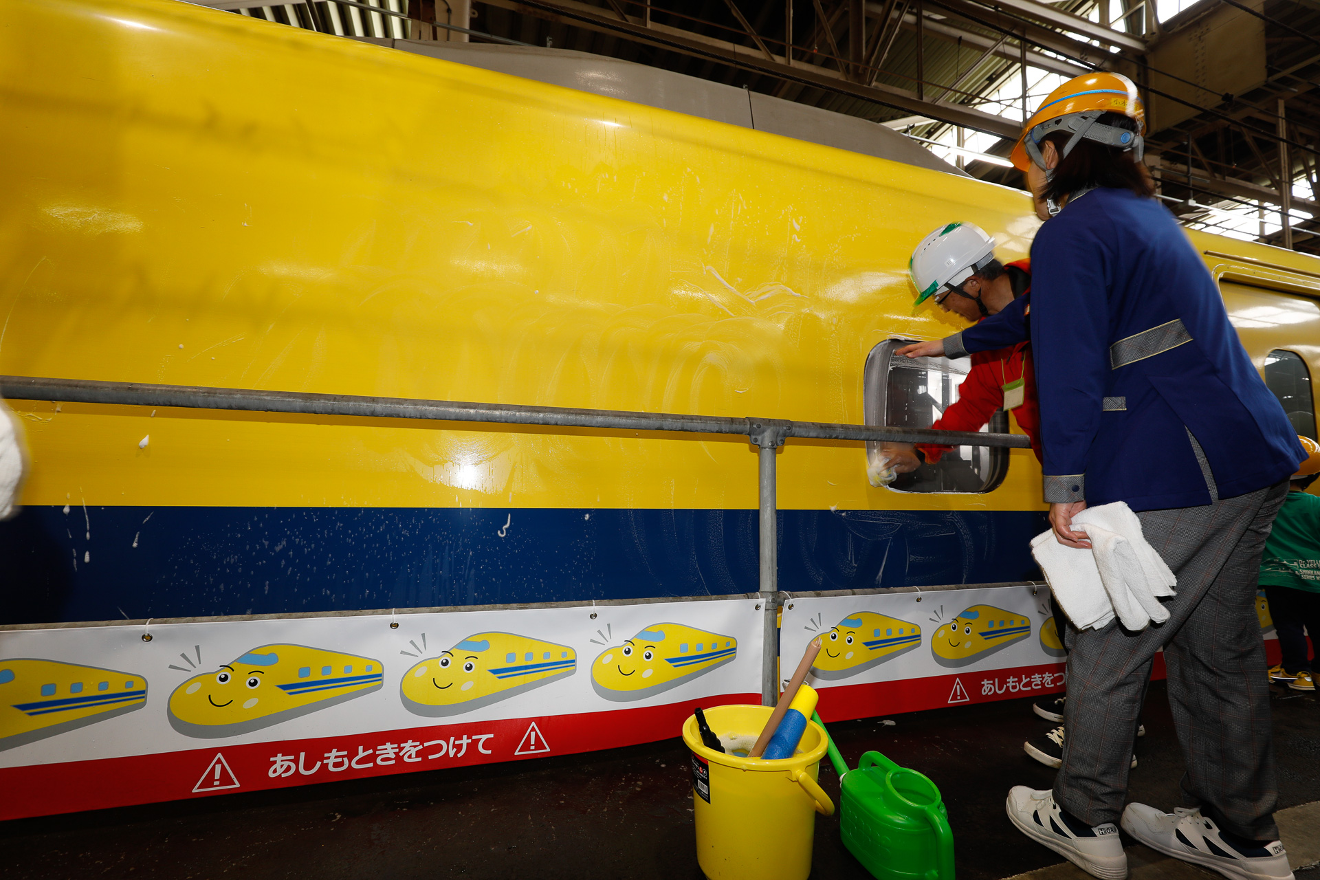 SMTのスタッフは参加者の様子を見て、必要と見るとアシストに入る