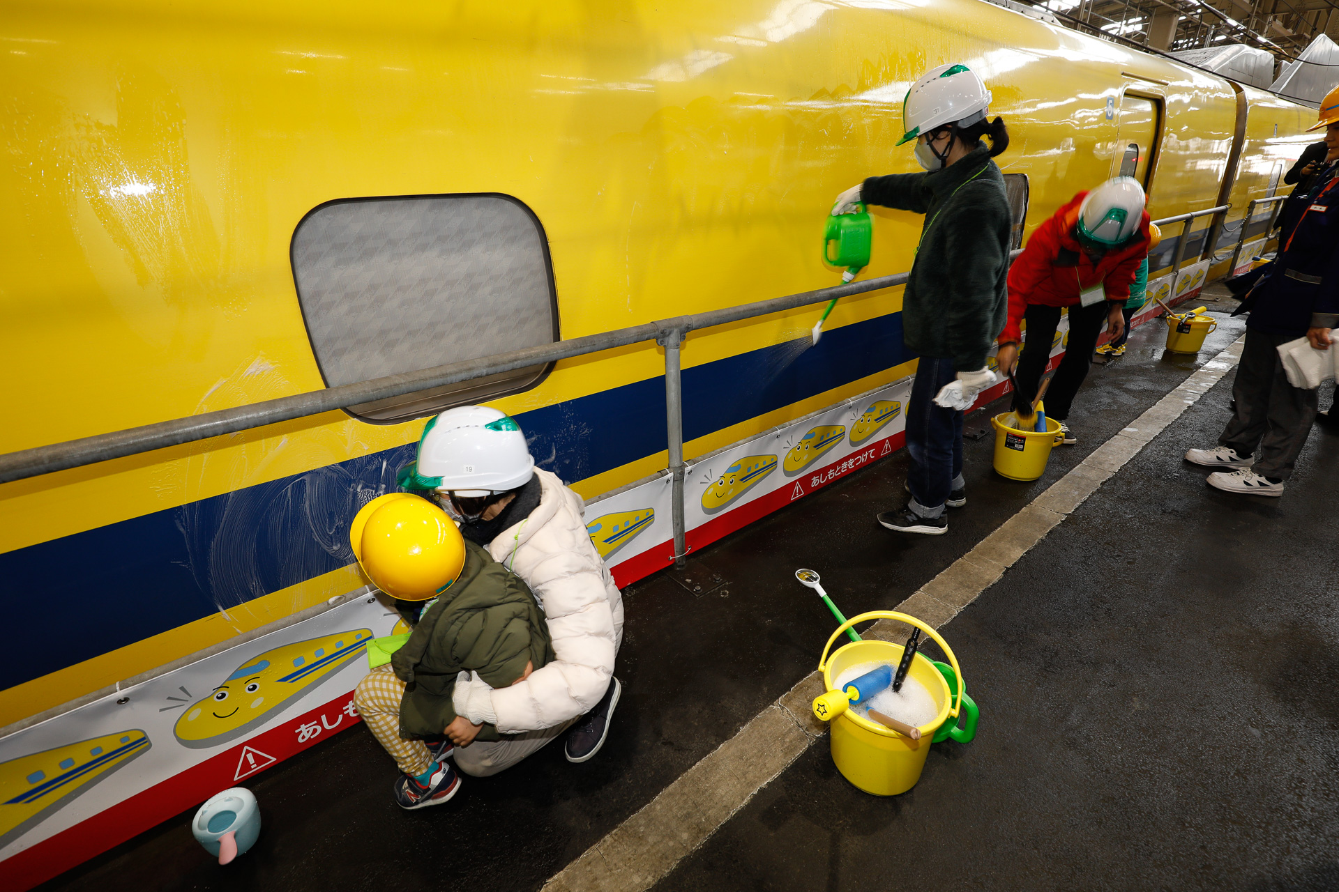 全員が一斉に同じ作業を、というわけではないので、スポンジでこすっていたり、洗い流すところまで進んでいたり……