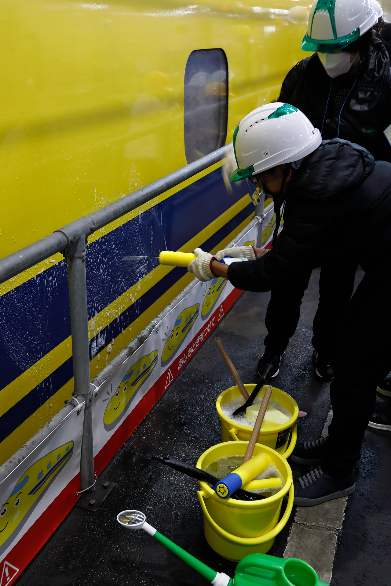 これは水鉄砲で洗剤をかけているところ