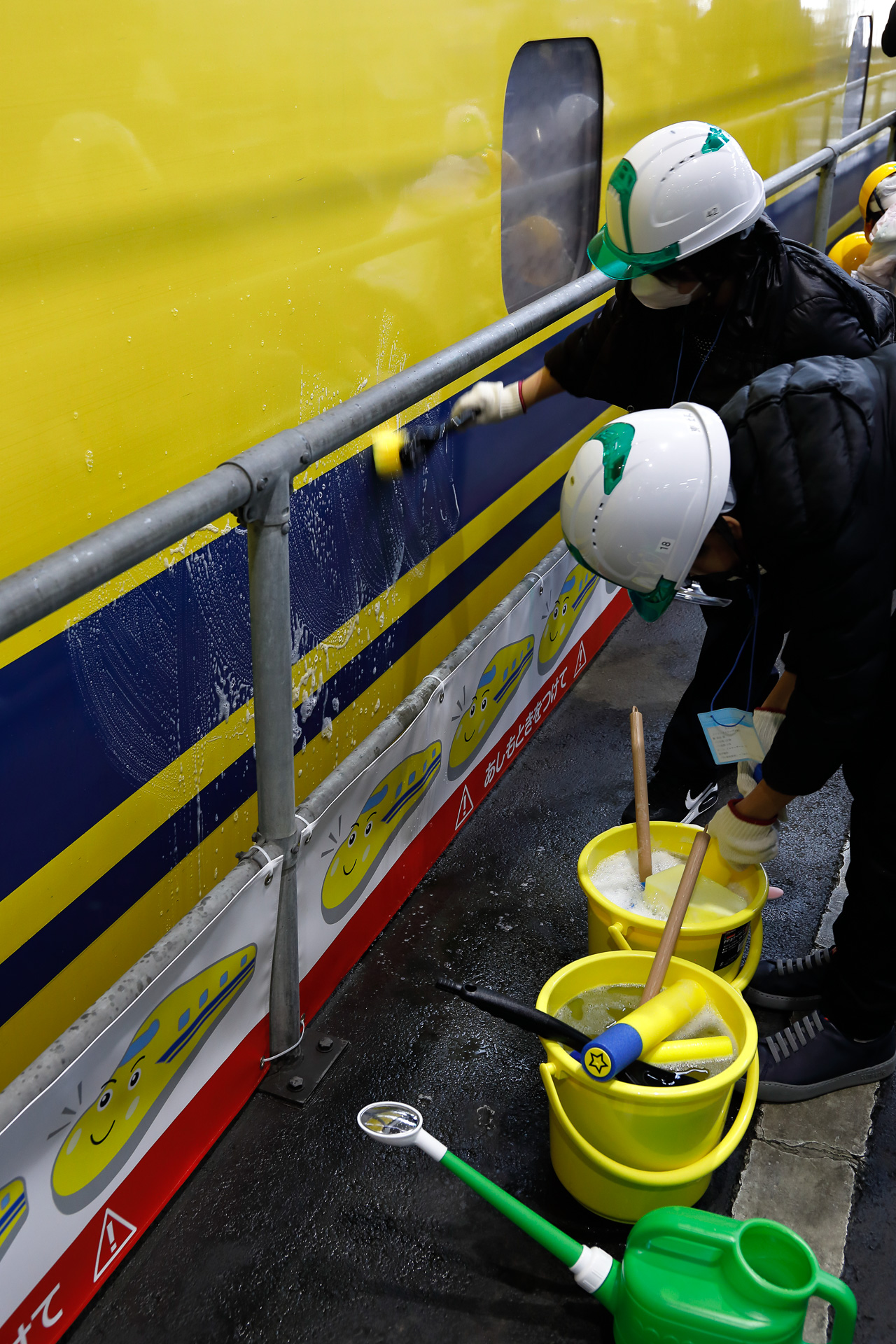 車体の腰部をブラシできれいにする図