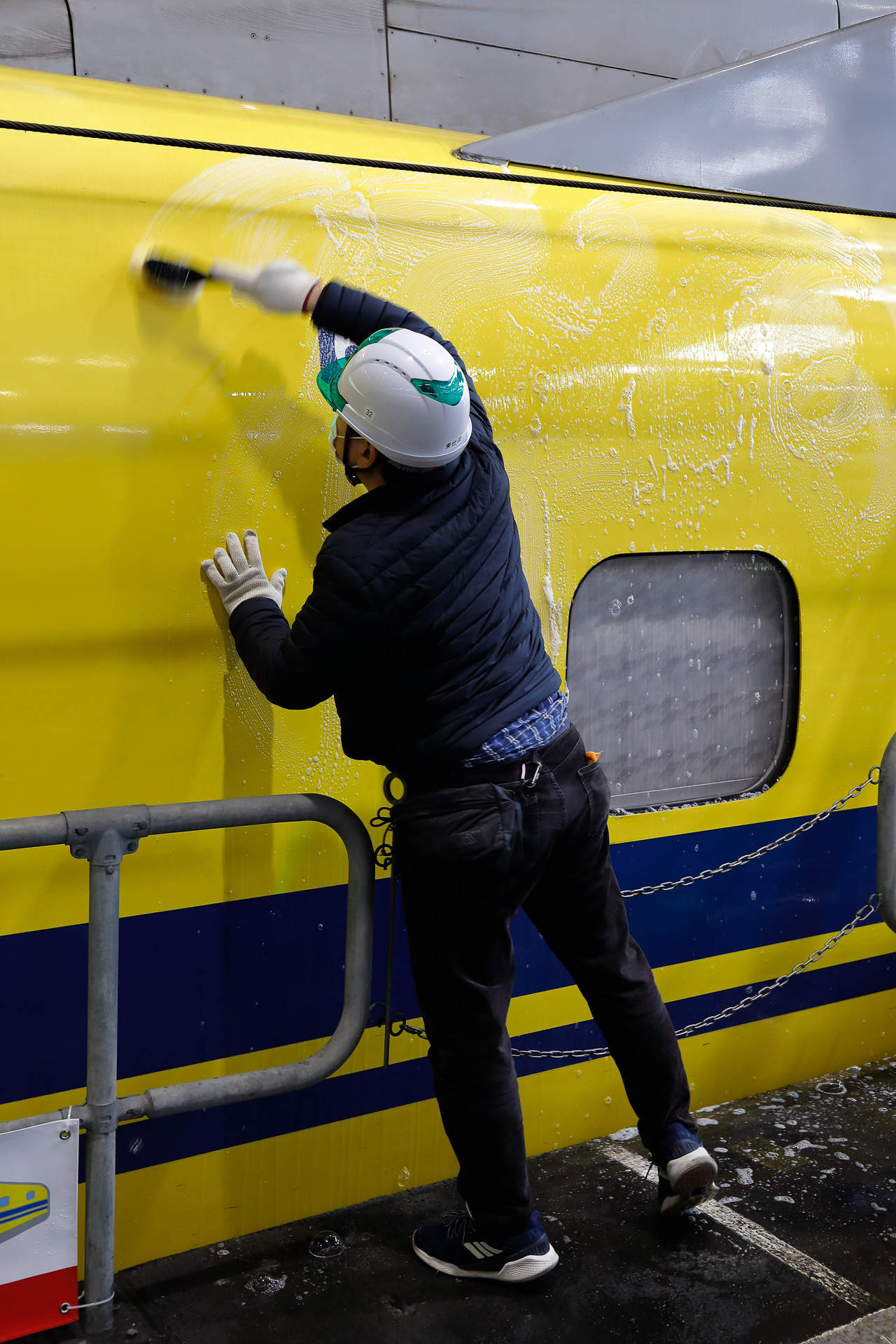 背が高い方なら、幕板部（窓の上の部位をこういう）まで手が届く