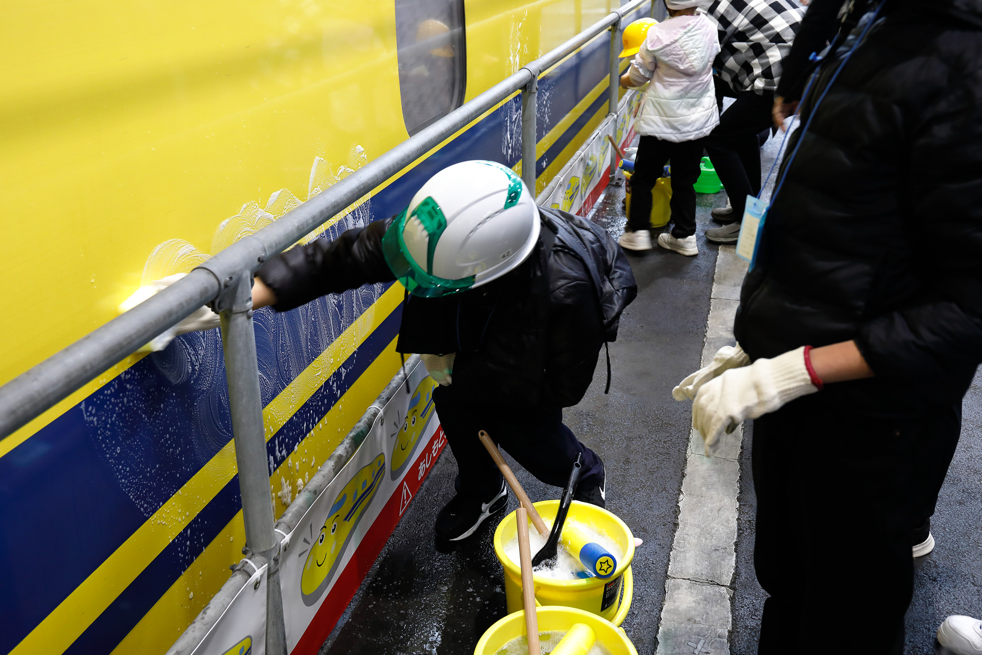 これはスポンジで車体側面を洗っている様子