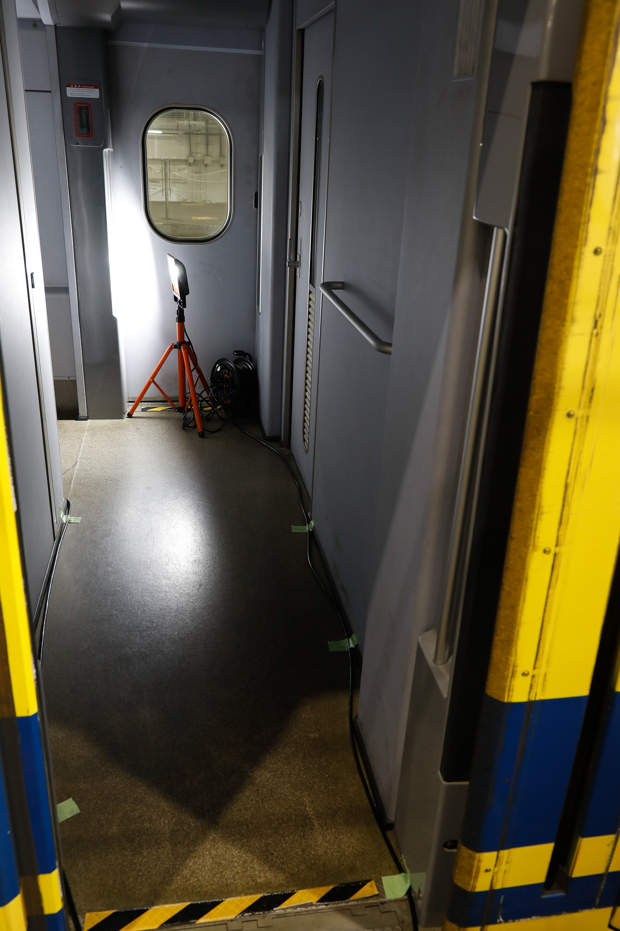 7号車のデッキに仮設された照明装置。電源は外から引き込む形になっていた