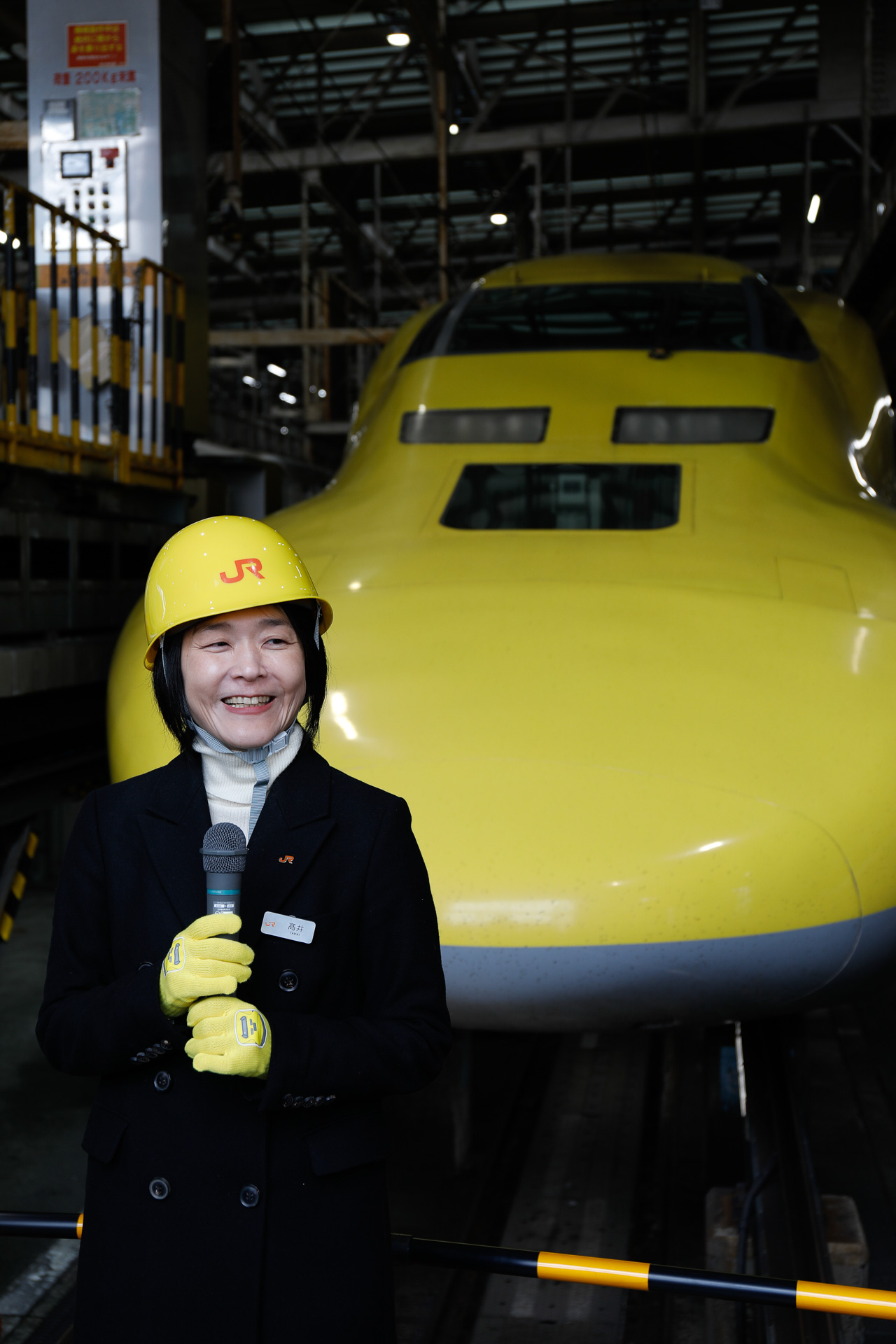 T4編成をバックに囲み取材に応じる東海旅客鉄道株式会社 新幹線鉄道事業本部 運輸営業部営業課 課長 髙井総子氏