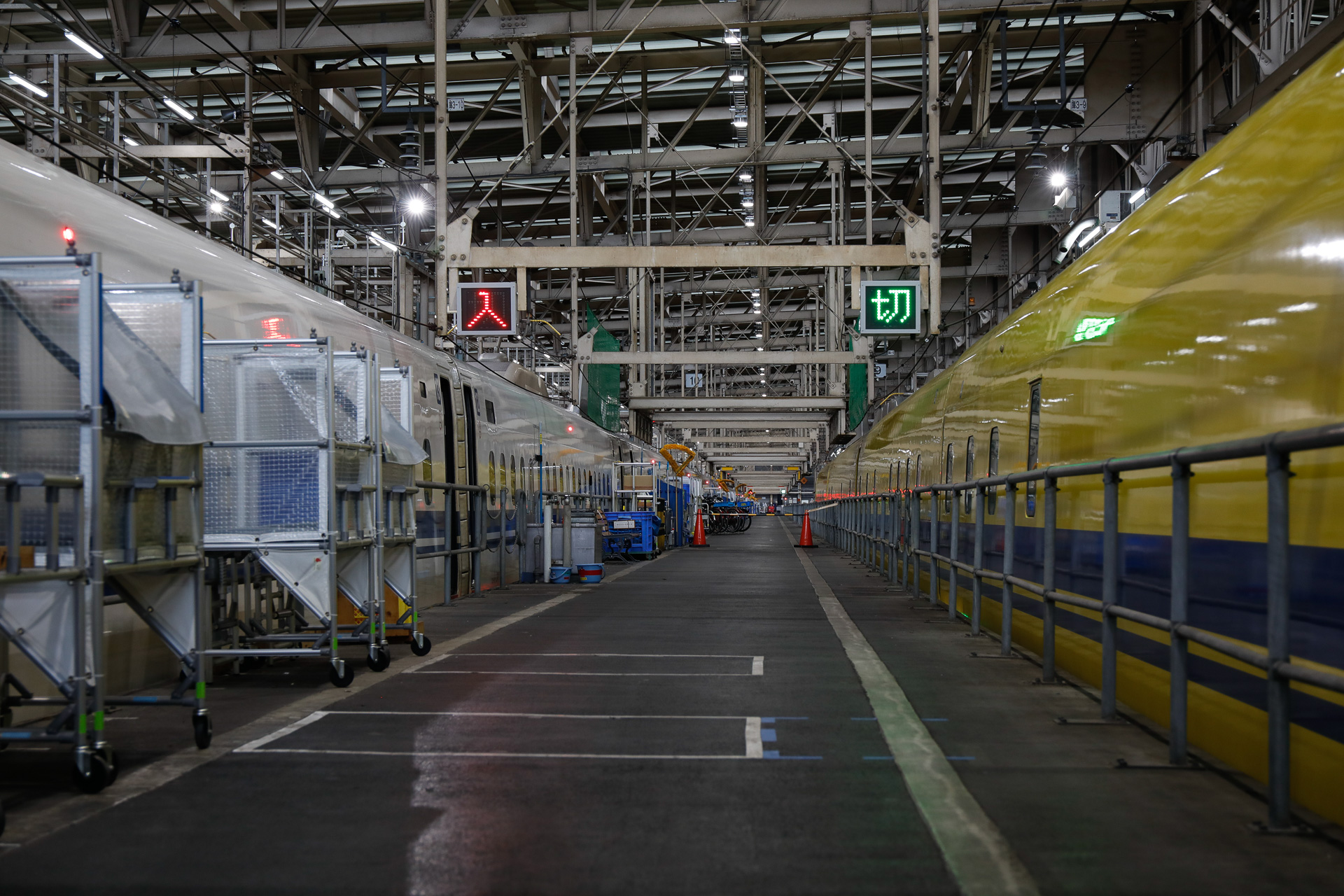 作業台。左手の10番線は「入」の表示があることで分かるように、電車線は通電されている（そうしないと休憩用車両の車内が真っ暗になってしまう）。一方、ドクターイエローがいる右手の9番線は「切」の表示、つまり送電は止められているのだと分かる