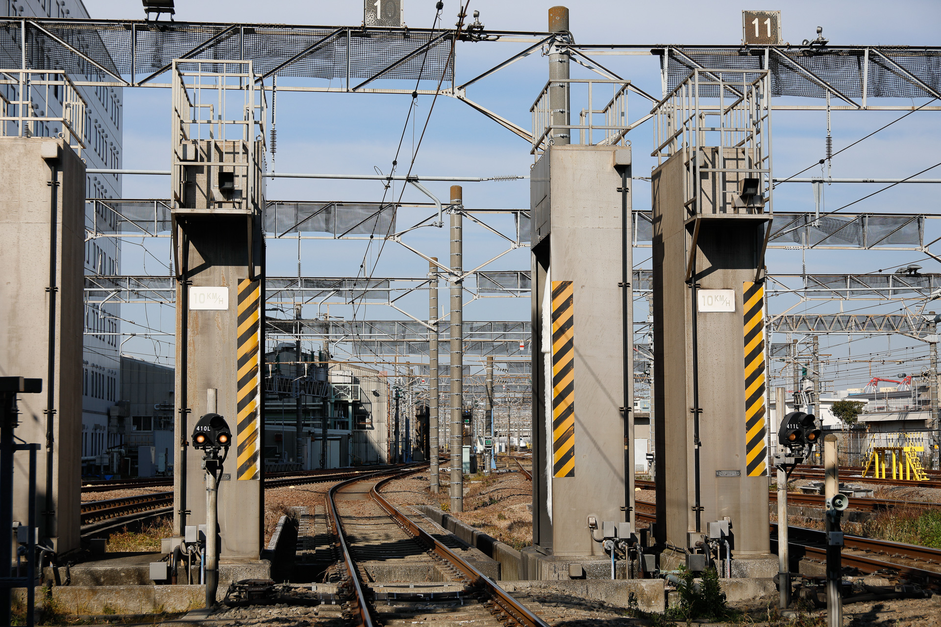 検修庫・9番線の入口に設けられた自動洗浄機。左右にブラシがあるので、これで車体の側面はきれいにできる