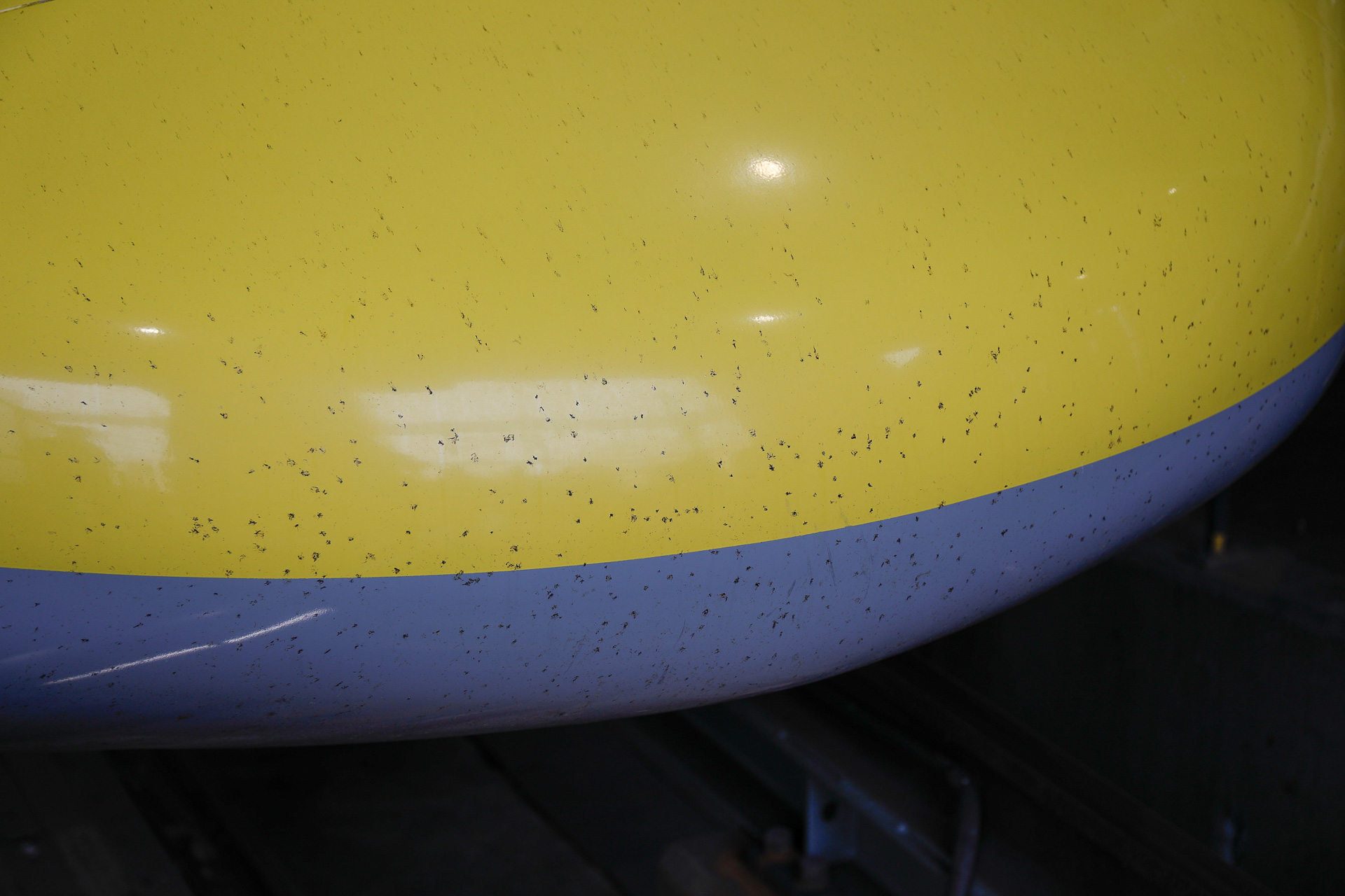 T4編成7号車の先端部。虫の死骸がたくさん付いているのが分かる。冬でもこれだから、夏季にはもっとすごいことになりそうだ