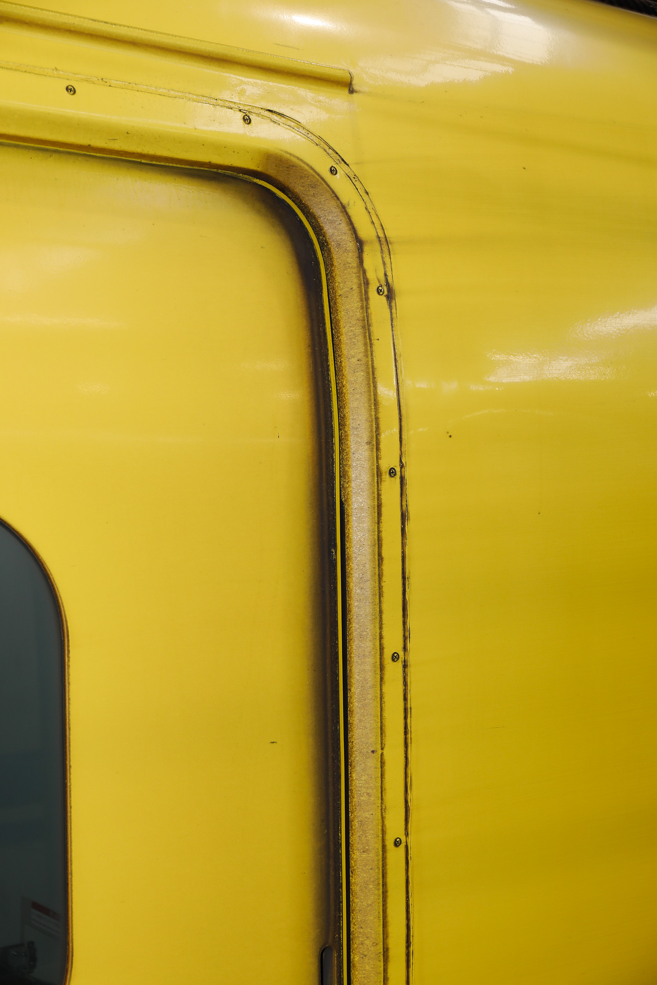 側扉の部分はくぼんだ形状になるので、その段差の部分に汚れがたまりやすい。機械ですまなければ手洗いも必要になる