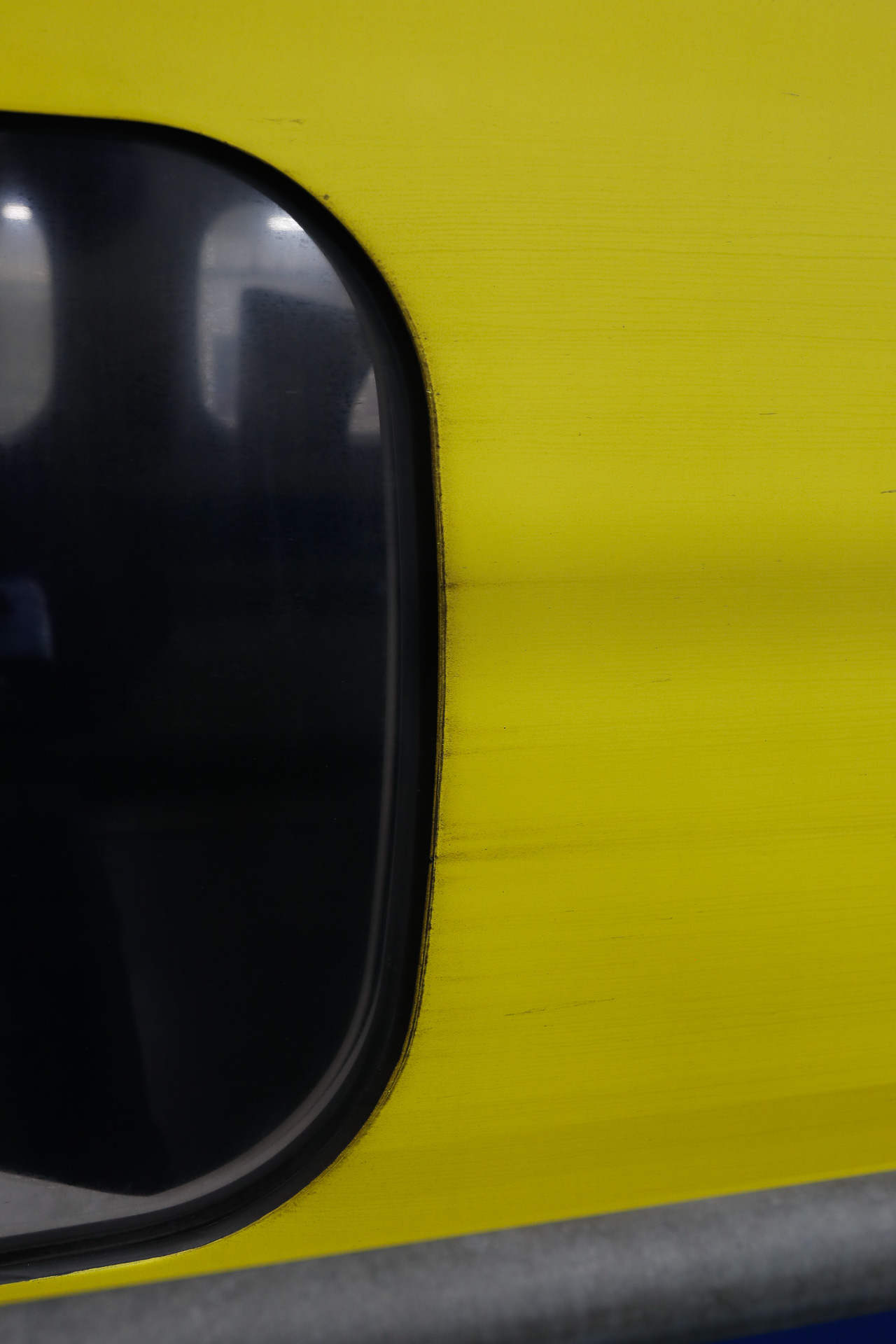 側窓も同様。もっともN700系以降は段差がギリギリまで少なくされているので、700系以前よりは汚れは少ないかもしれない