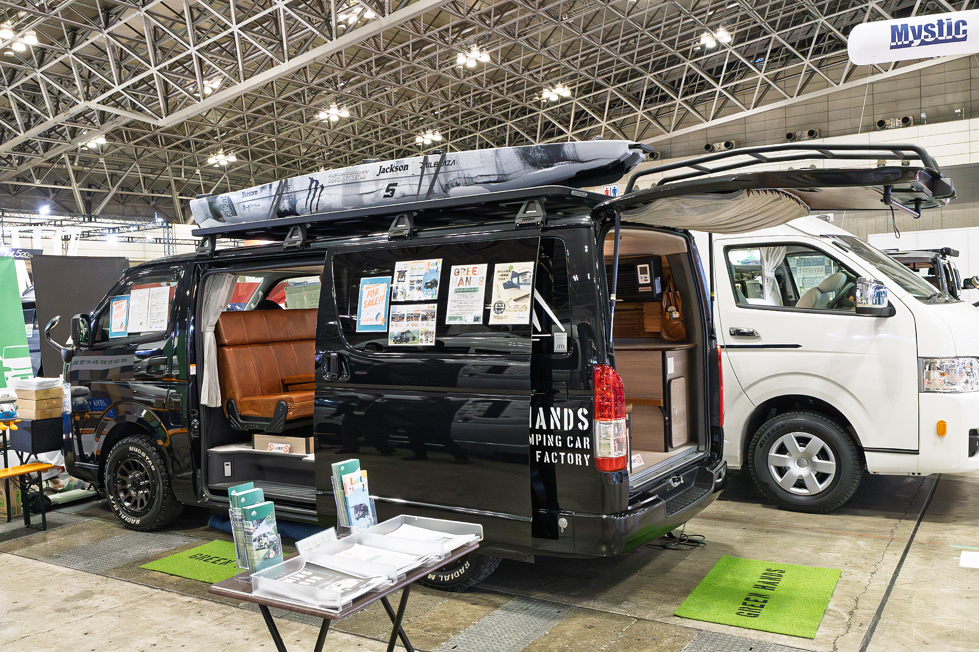 グリーンハンズが展示していた「Lot」（ロット）。ハイエースのナローボディ＆ロールーフ車がベース
