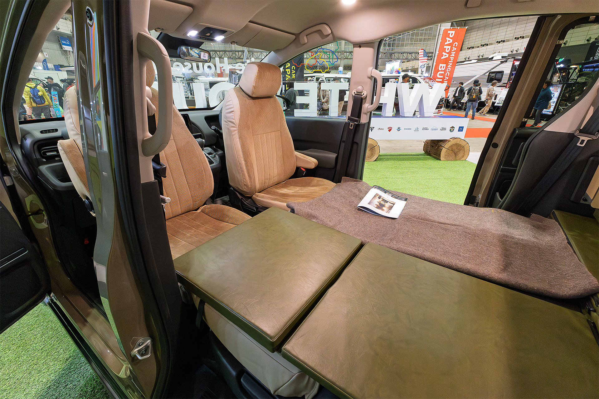 前席は回転するのでリビングルームのときも便利だし、座面をベッドの一部とすると縦方向に余裕ができる