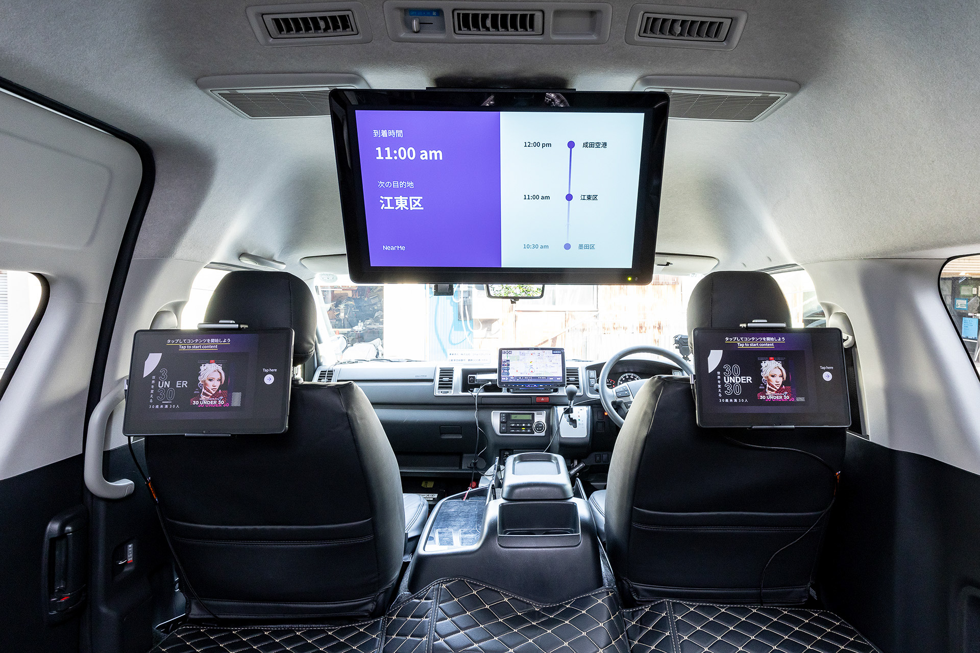 中央に24インチの大型ディスプレイを配置