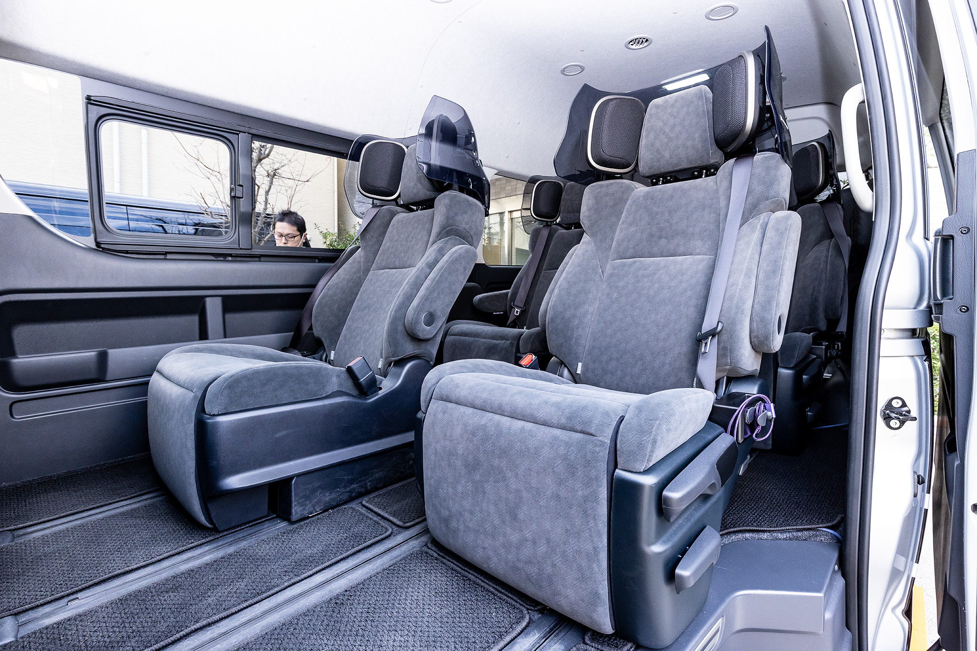 2列目、3列目にはリラックスキャプテンシートを配置し4名乗車が可能。4列目にも4名分のシートがあるが通常は使用しない