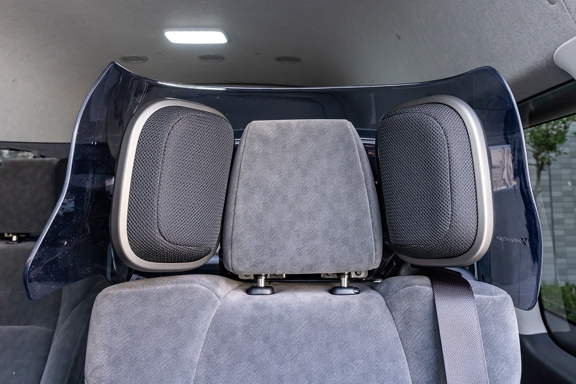 ヘッドレストまわりにプライバシーシェード他席への音漏れを防ぐ専用スピーカーを用意