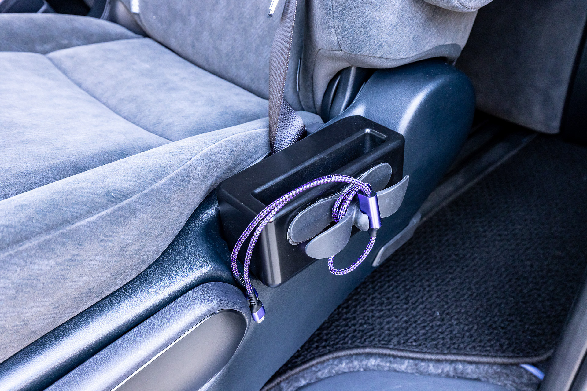 各席にスマホなどの充電用ケーブルを用意。出力は2A