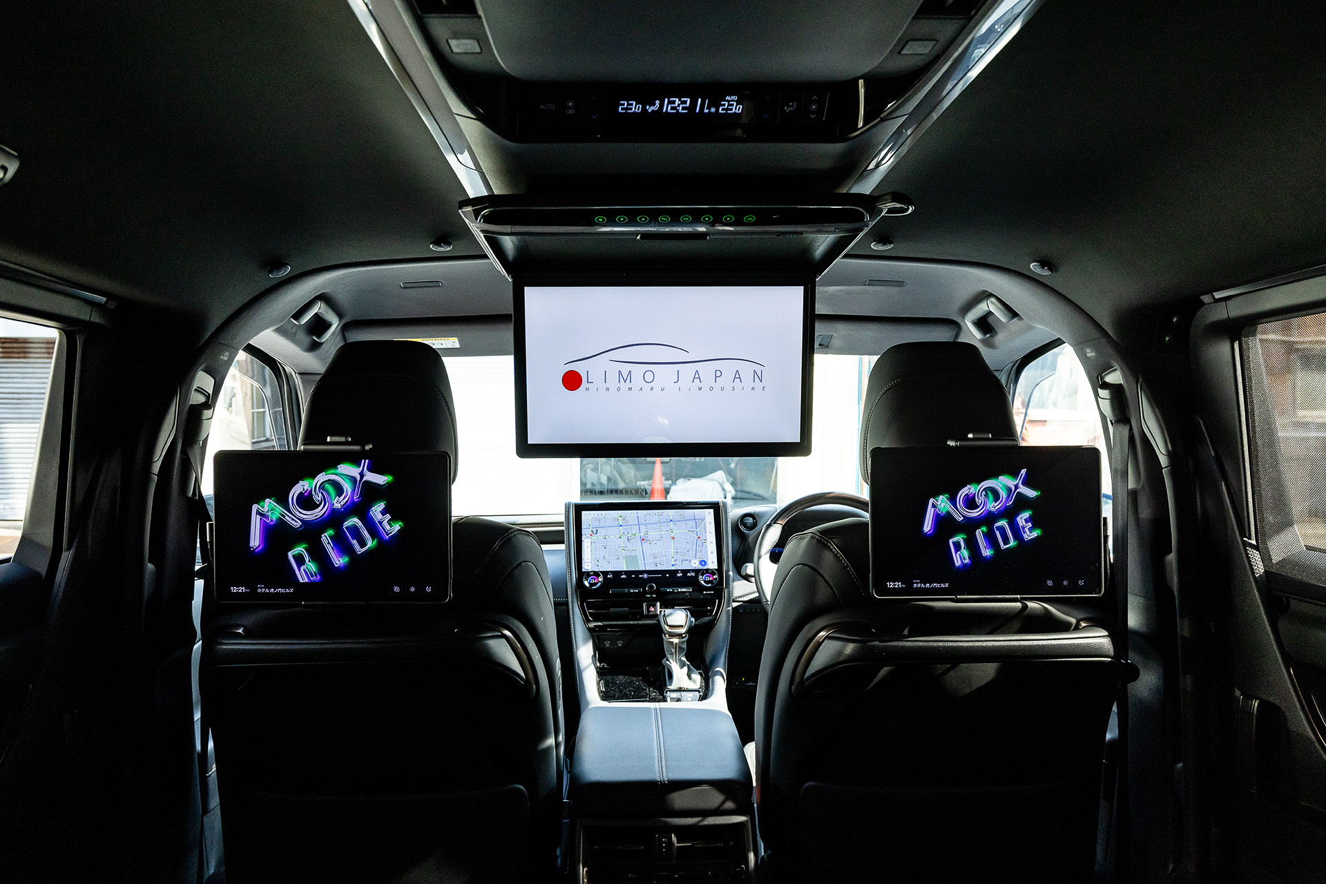 中央にメインディスプレイ、左右にパーソナルディスプレイが備わる