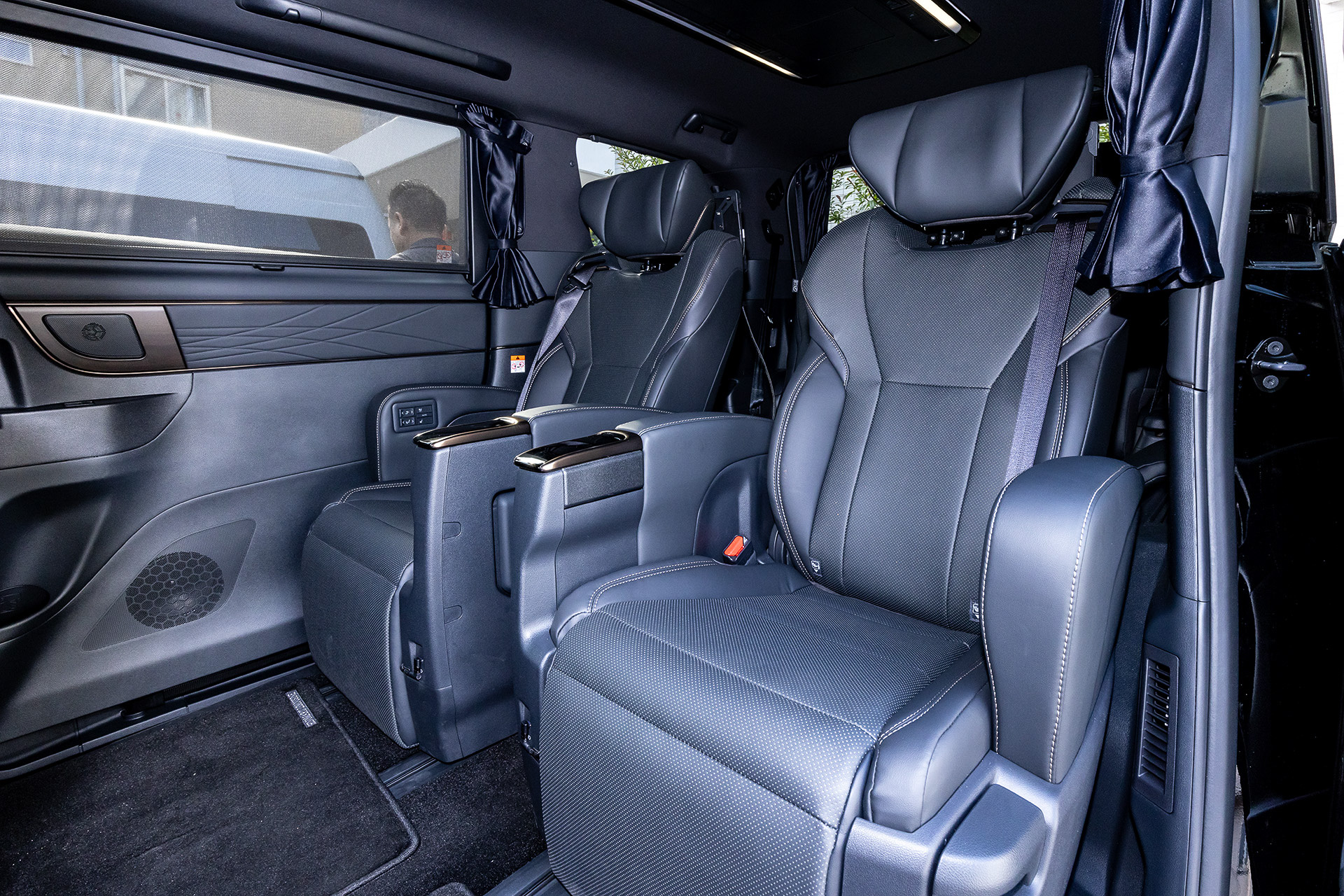 シートは純正のキャプテンタイプ