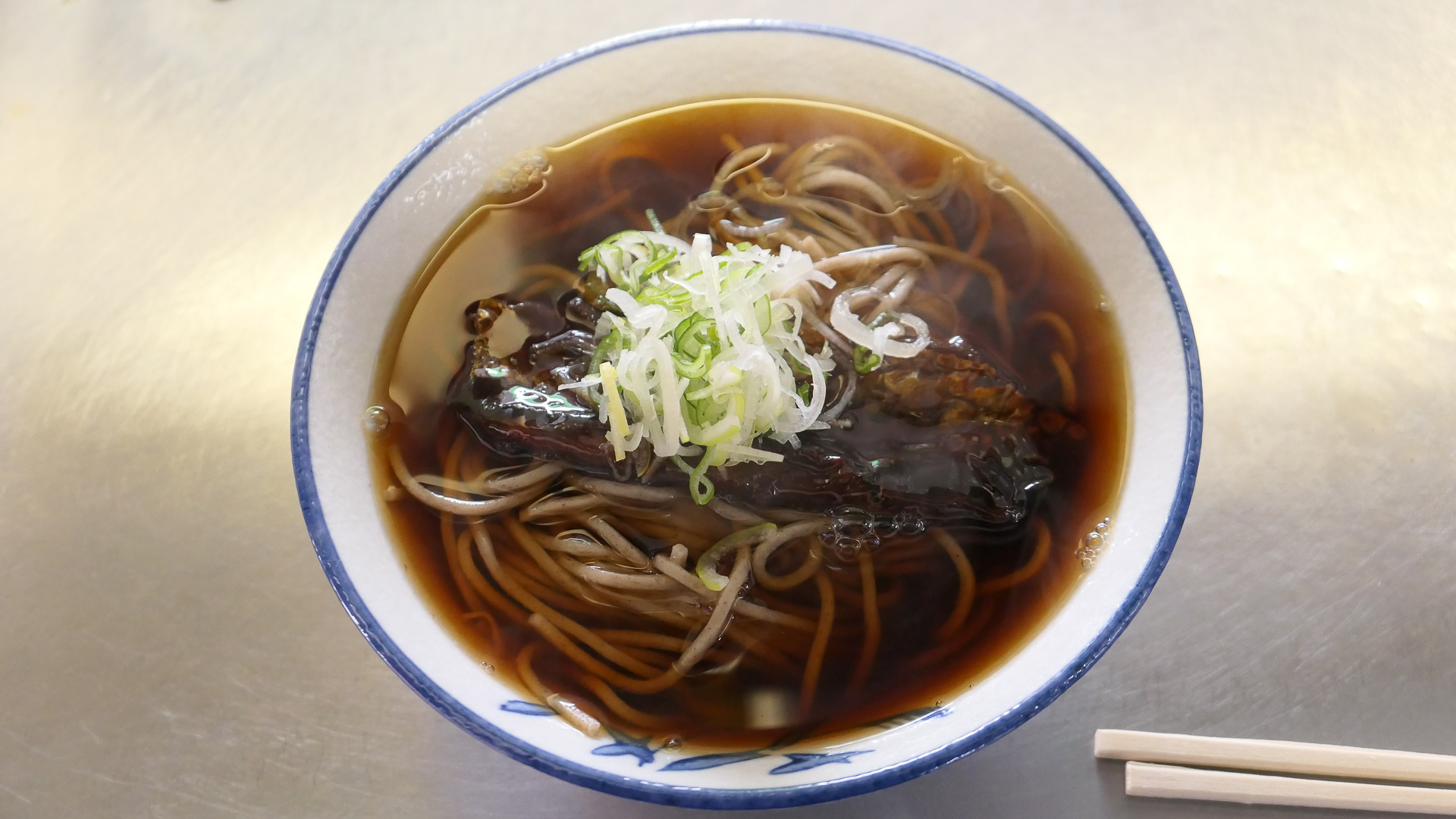 留萌駅構内の「にしんそば」