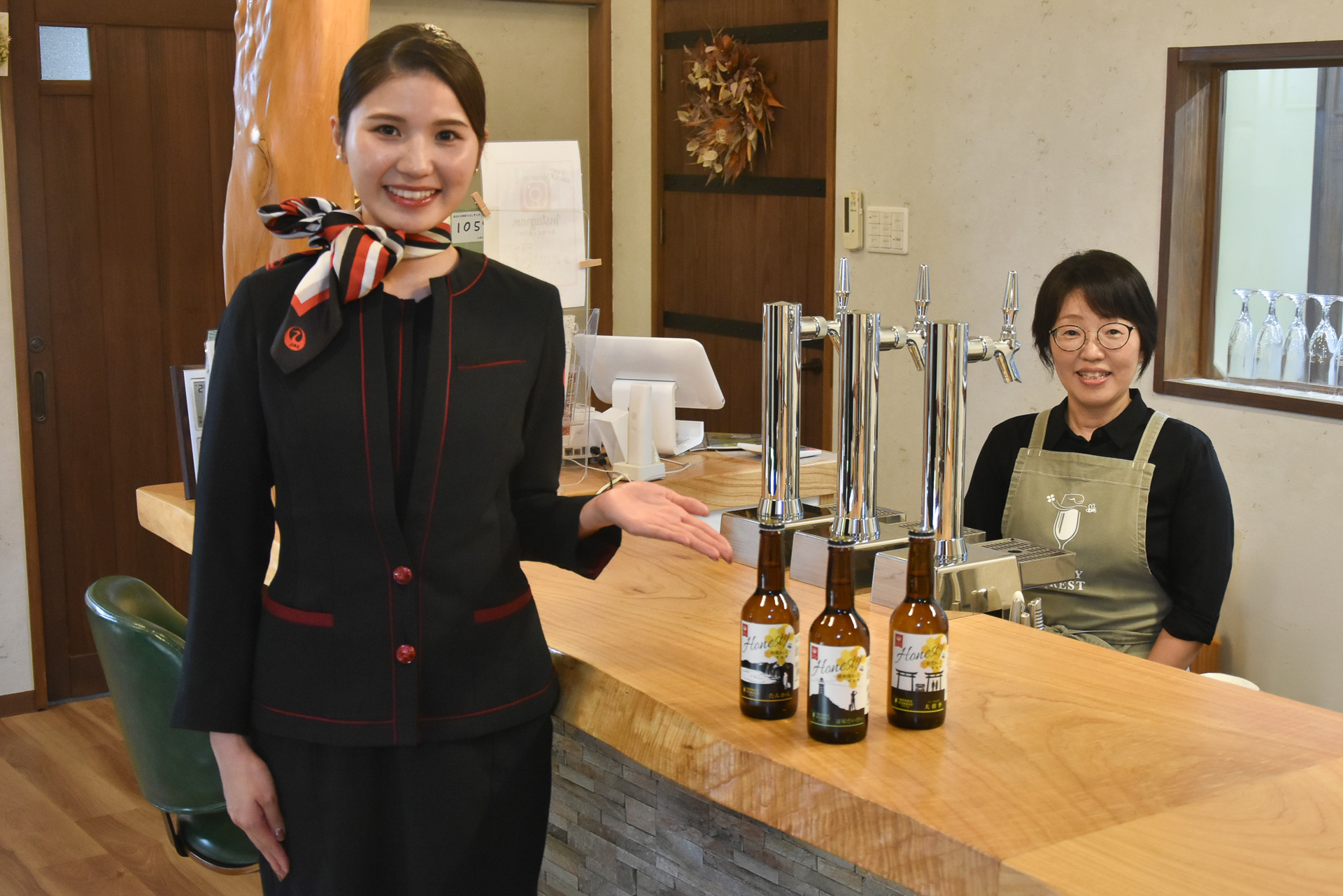 JALふるさとアンバサダーに地域の取り組みを聞いた。回答者は鹿児島県JALふるさとアンバサダーの吉村真鈴さん。右はブルワーの相羽ゆかさん