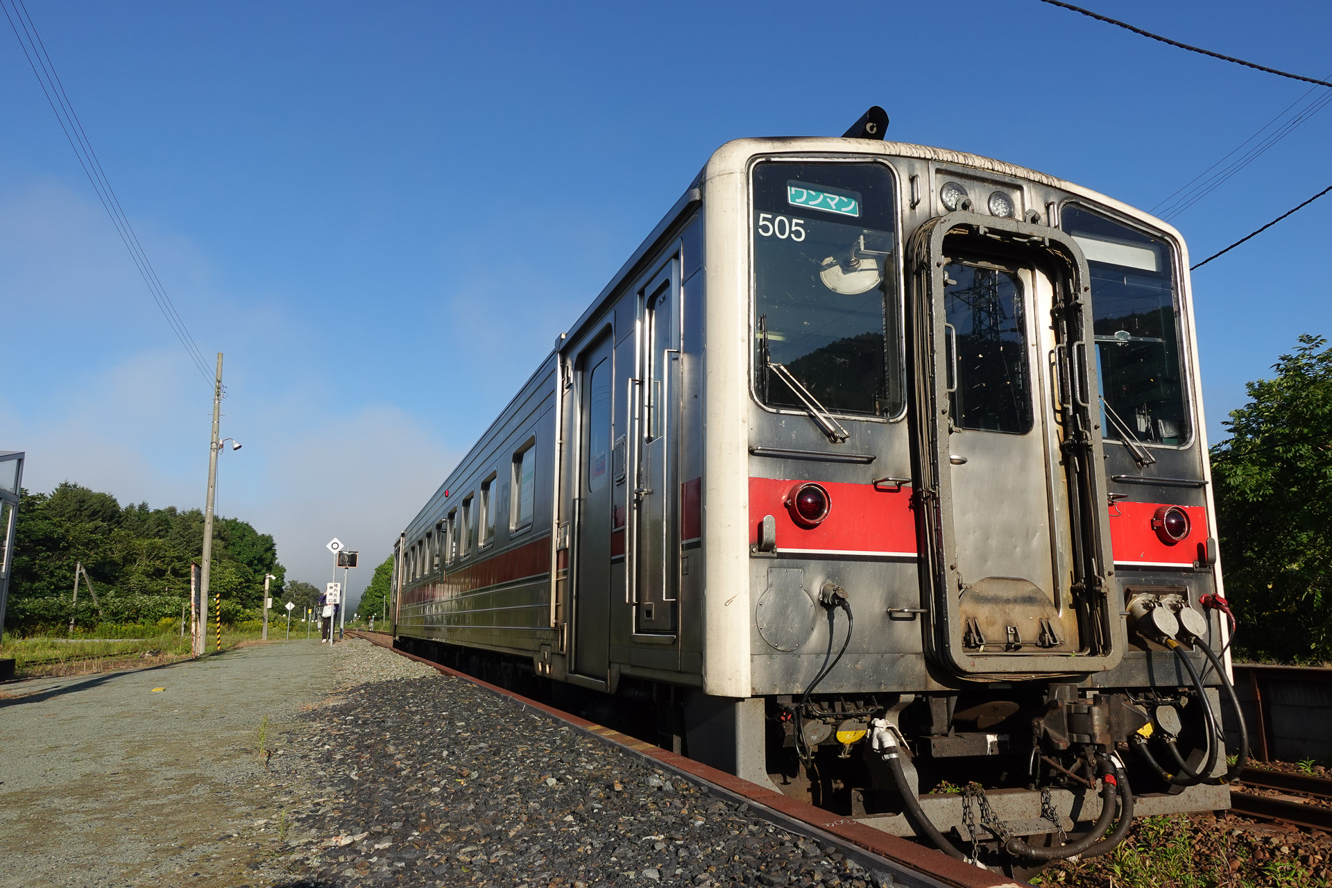 雄信内駅ホームにて