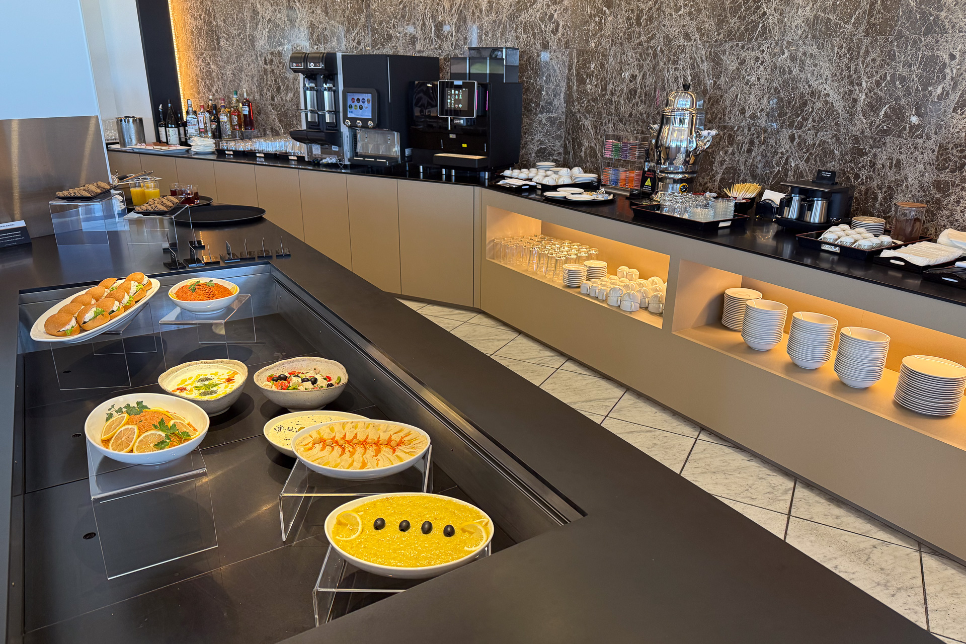 ラウンジでは軽食、アルコール、ソフトドリンクなどを提供