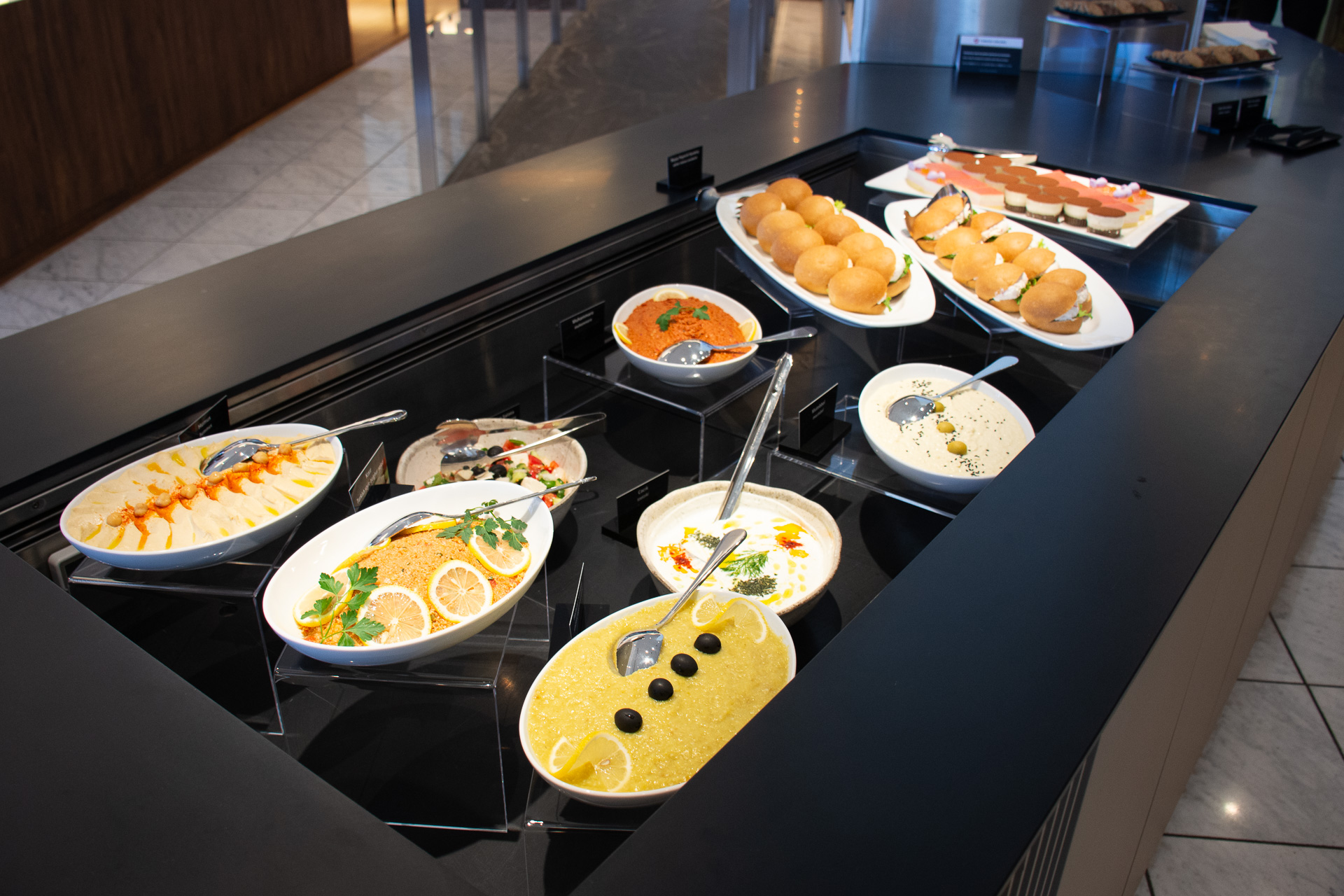 軽食といってもスイーツからしっかりお腹を満たせなそうなご飯ものまで、豊富なラインアップ