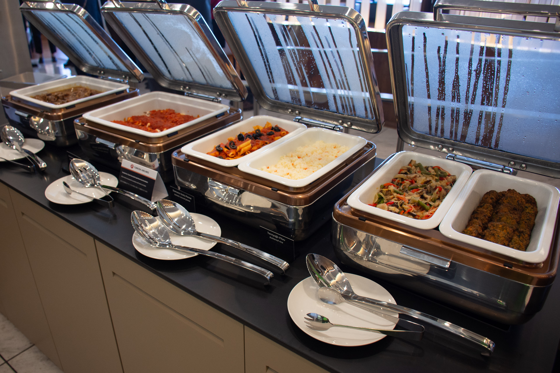 軽食といってもスイーツからしっかりお腹を満たせなそうなご飯ものまで、豊富なラインアップ