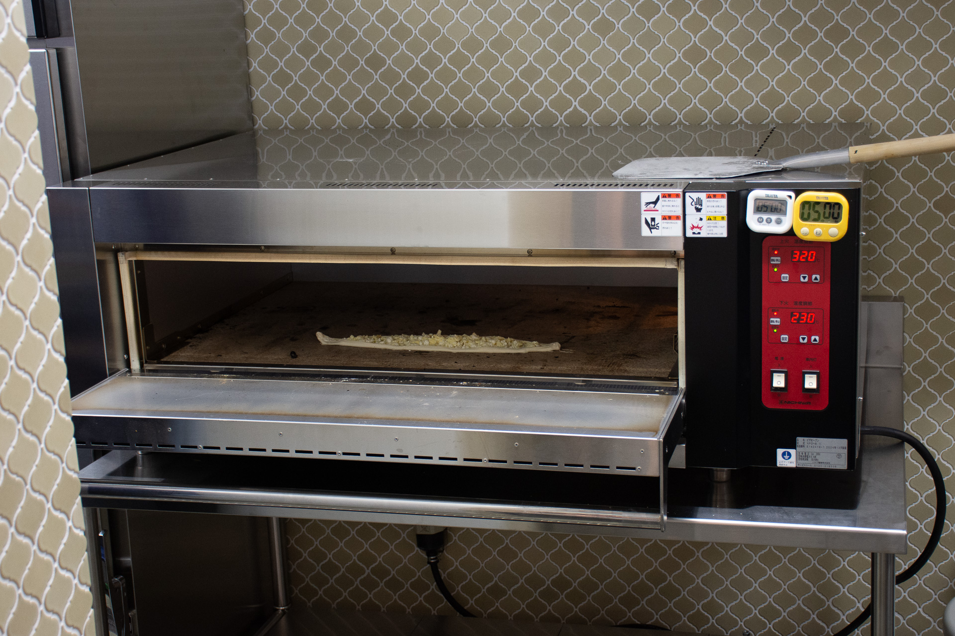 ピデのために用意した専用の焼き窯。生地を伸ばして焼くピデにあわせて横に長い