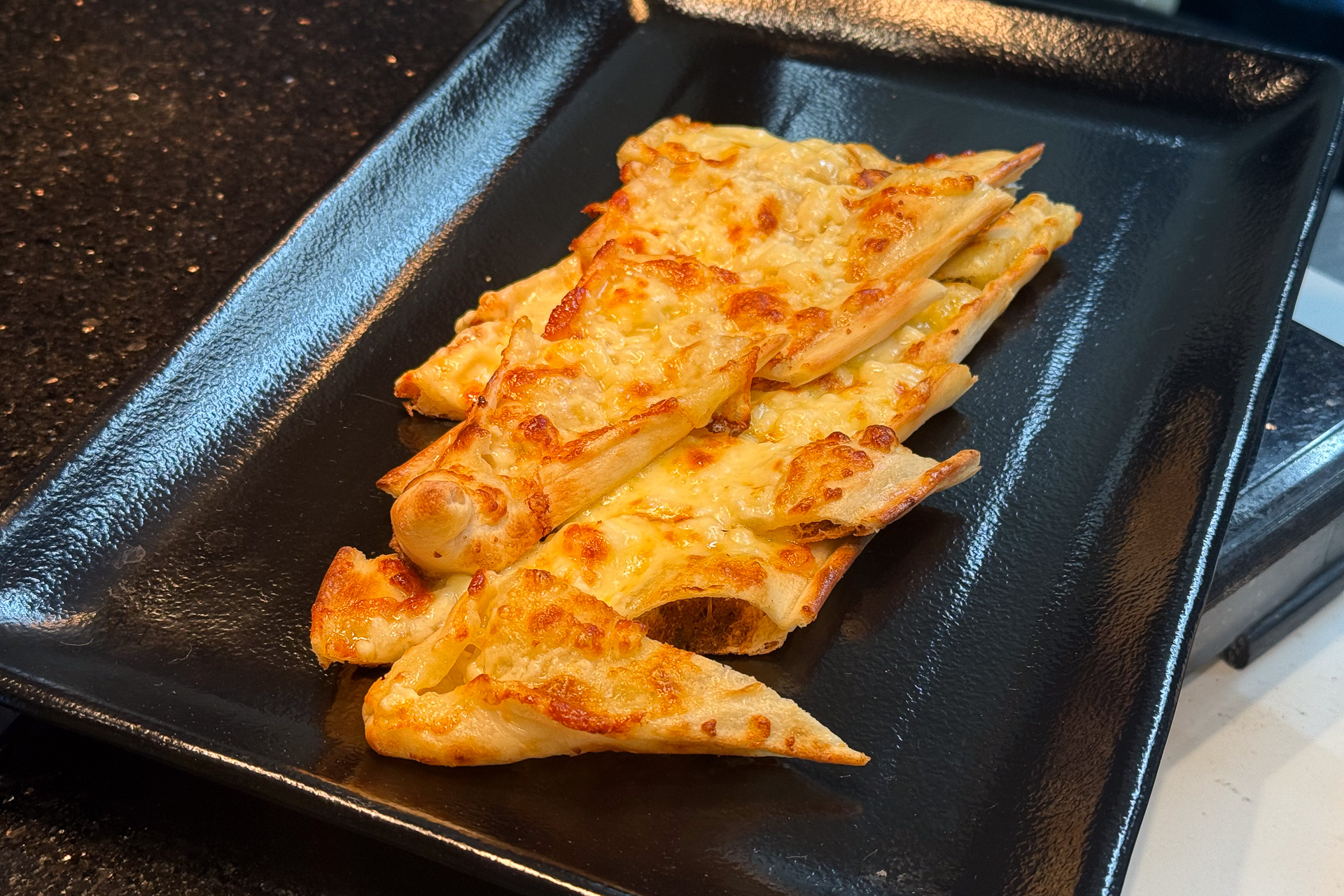 カットせずに丸々1枚味わいたくなる美味しさ