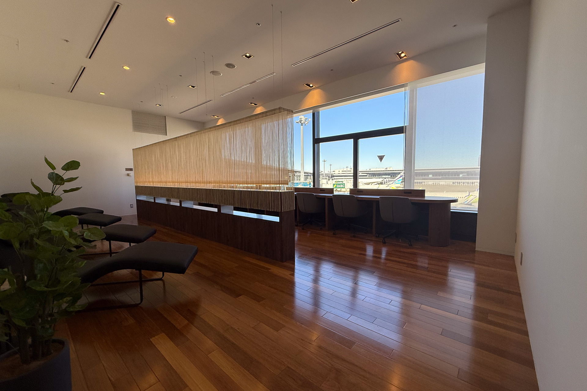 ラウンジの奥には仕事のできるワークスペースと仮眠できるデイベッドを備える