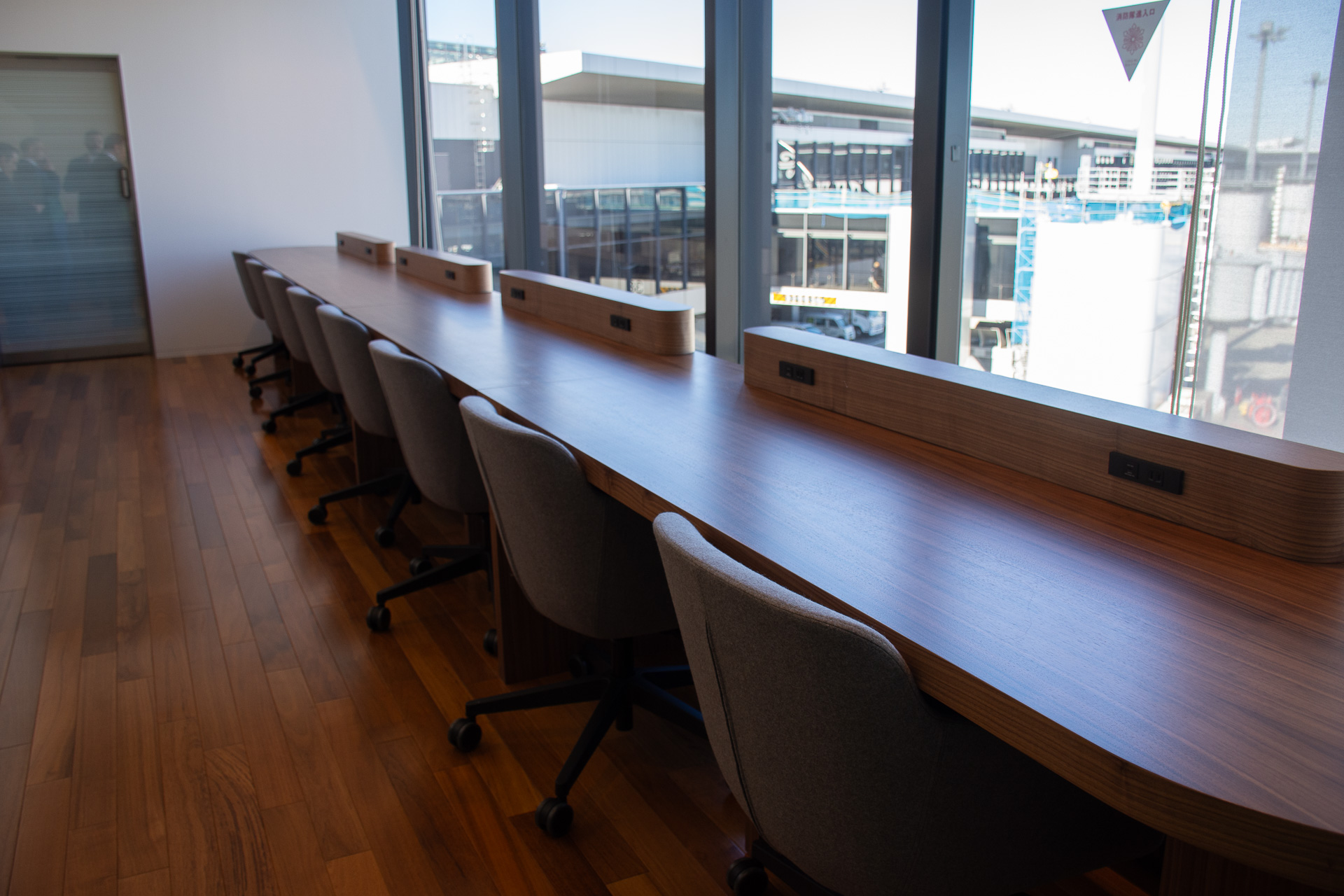 カウンターは8席