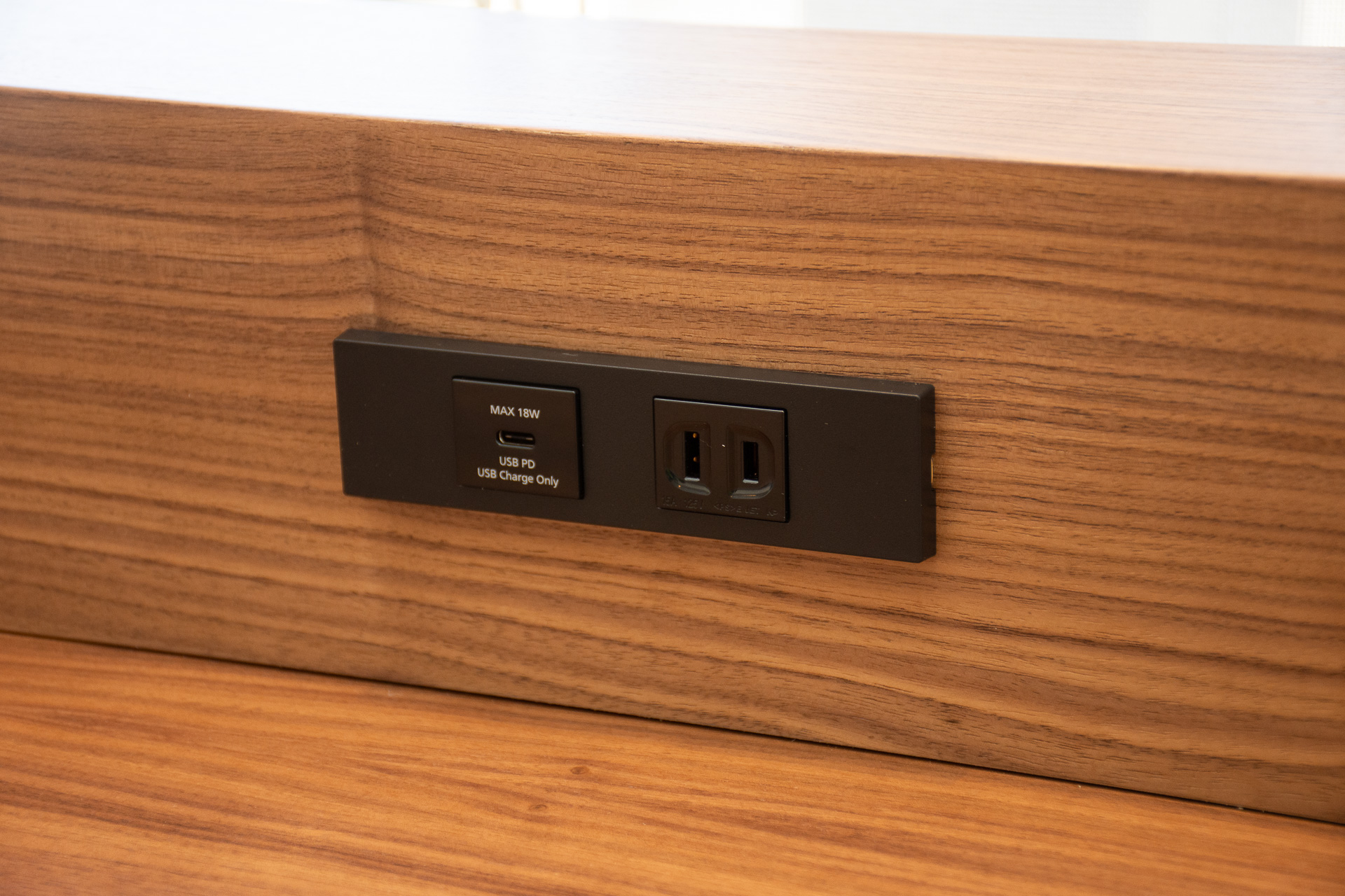 ワークスペースに限った話ではないが、ラウンジの電源はタイプAのコンセントとUSB Type-Cの充電ポート（最大18W）を用意している