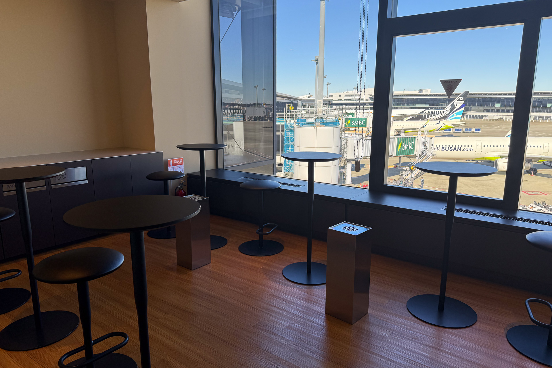 ワークスペースのさらに奥にある喫煙室はかなりゆったりした作り