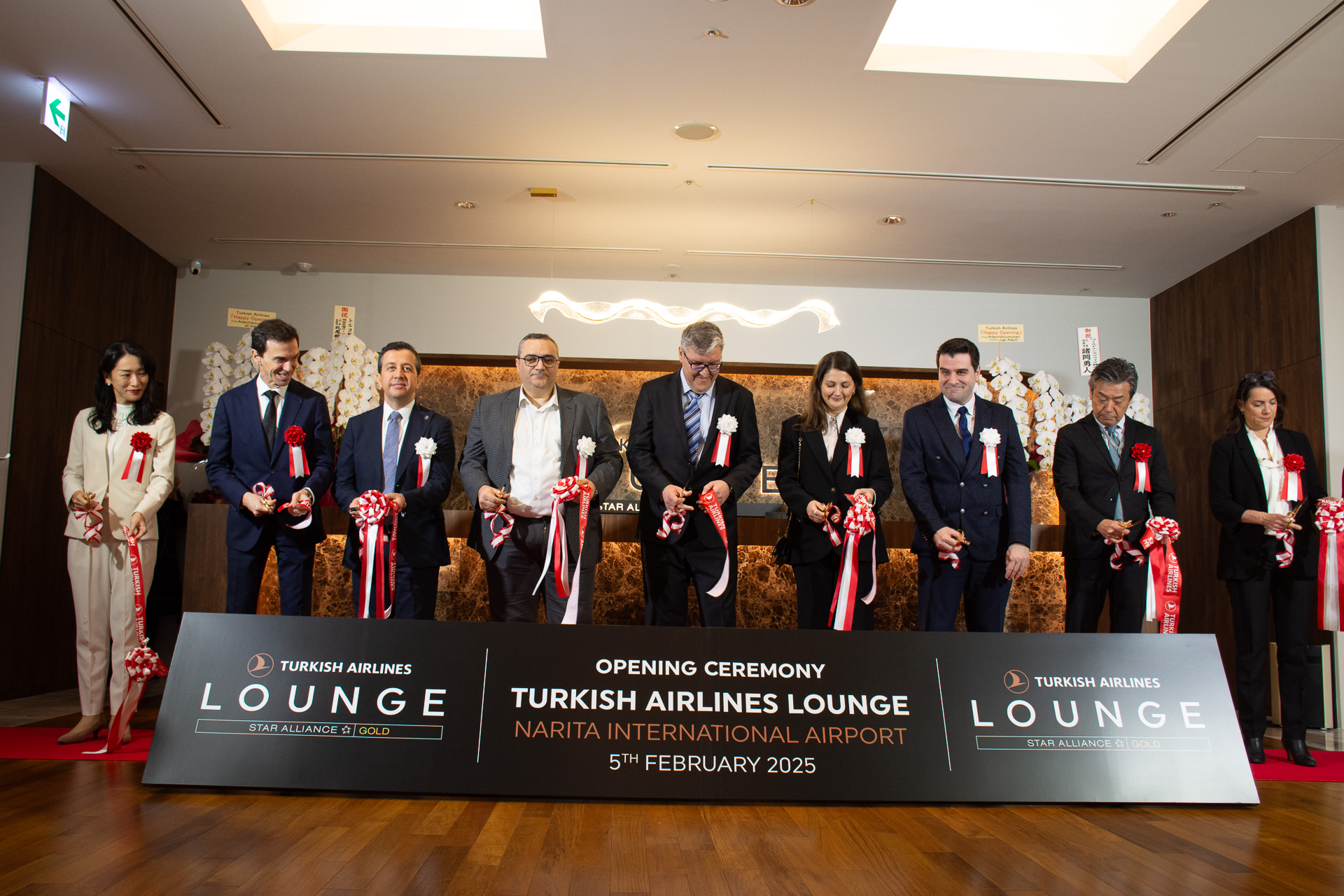 ラウンジ開業に当たってテープカットを実施した