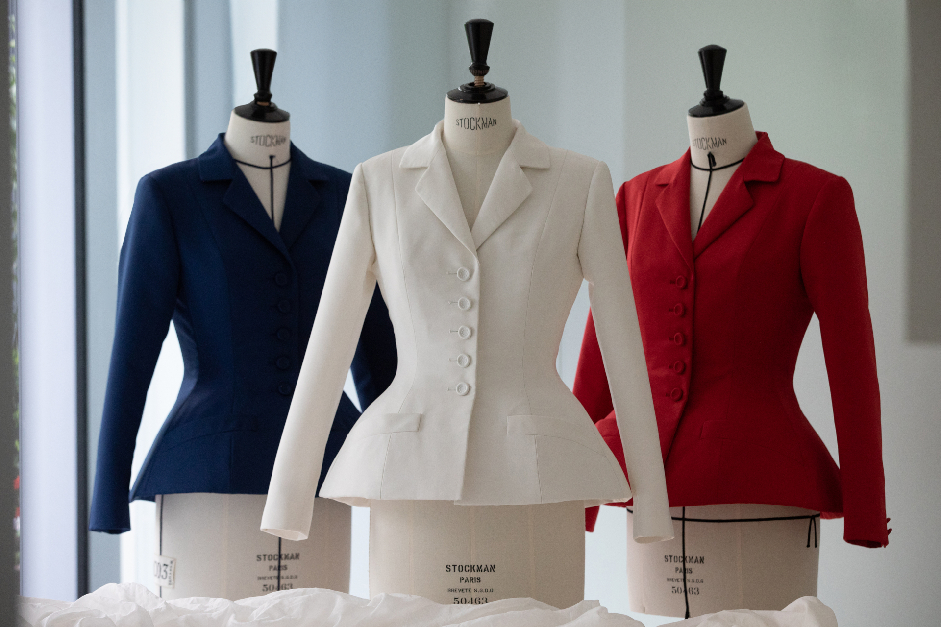 Dior「バー」ジャケット &copy;SOPHIE CARRE