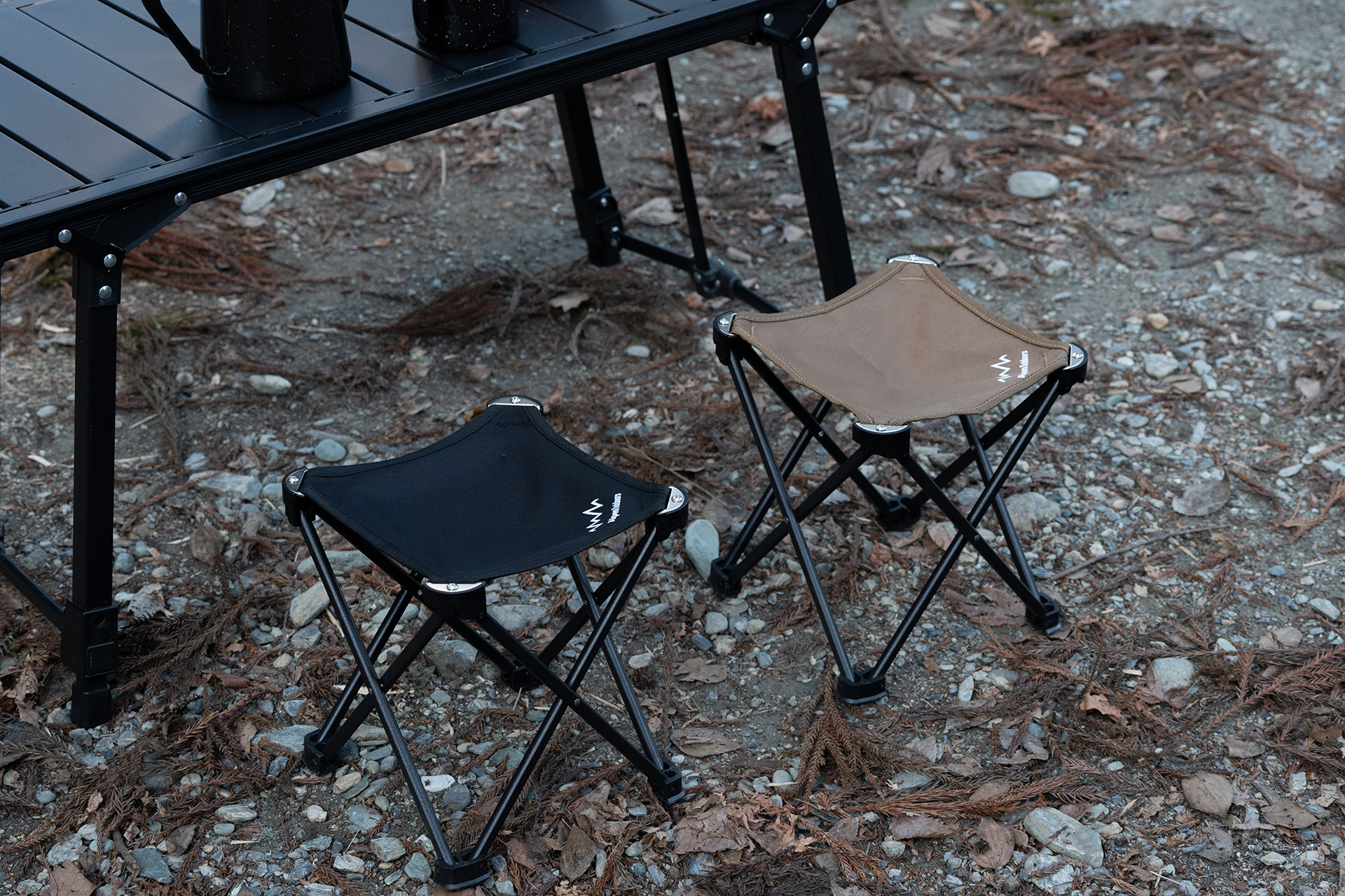 撥水ミニチェアのカラーはブラックとタン