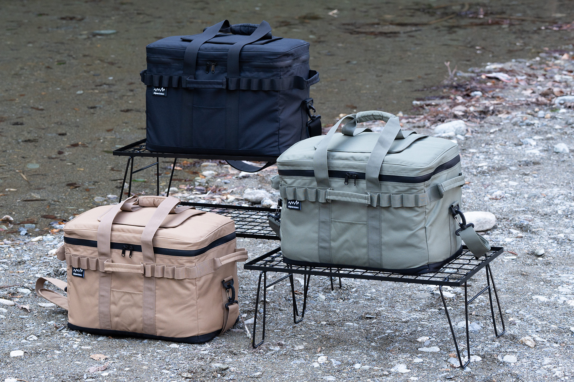 カラーはブラック、タン、オリーブの3色