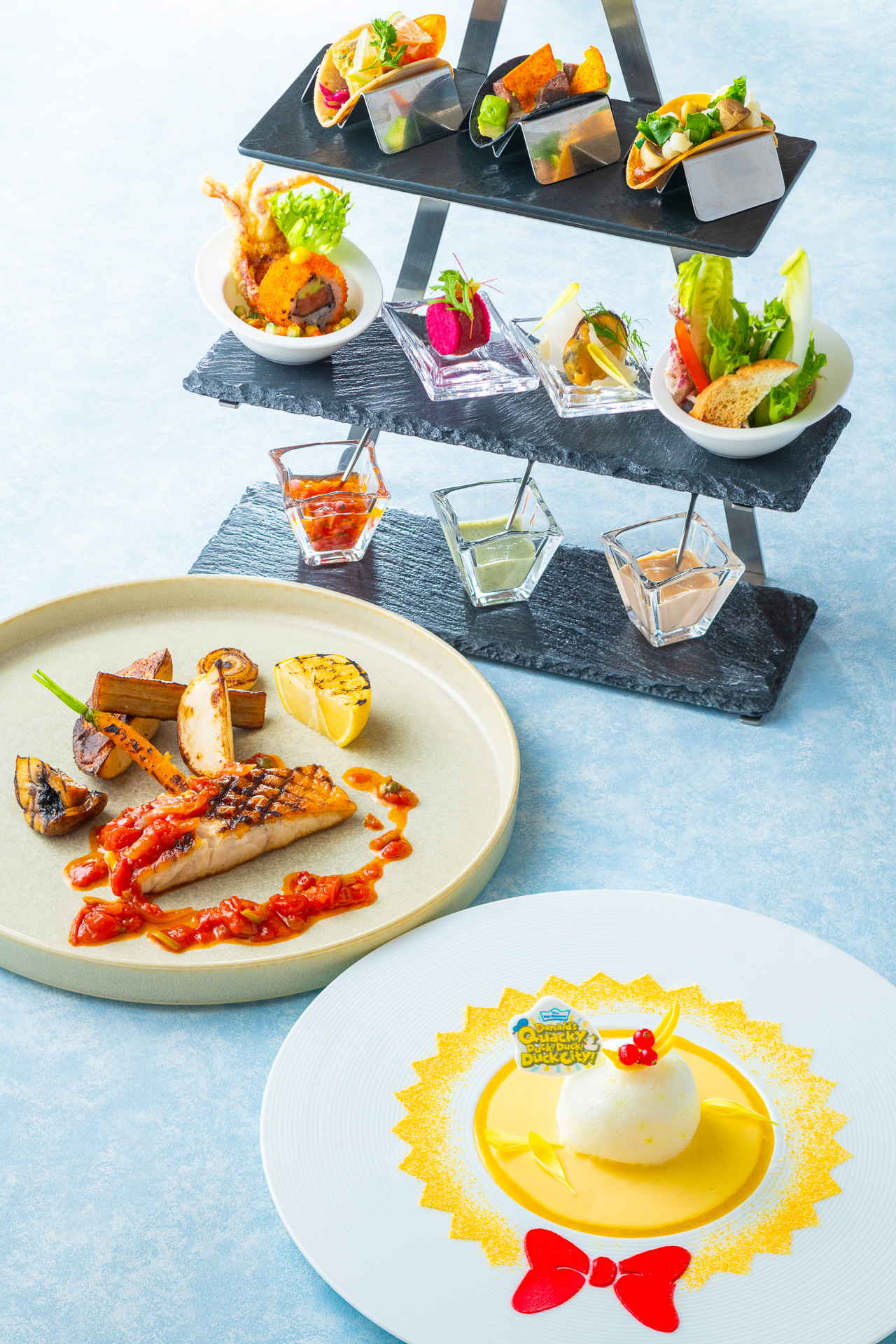 エンパイア・グリルの「ディズニー・パルパルーザ“ドナルドのクワッキー・ダック！ダック！ダックシティ！”エンパイア・グリル・ランチ」（6800円）※提供期間4月7日～6月23日