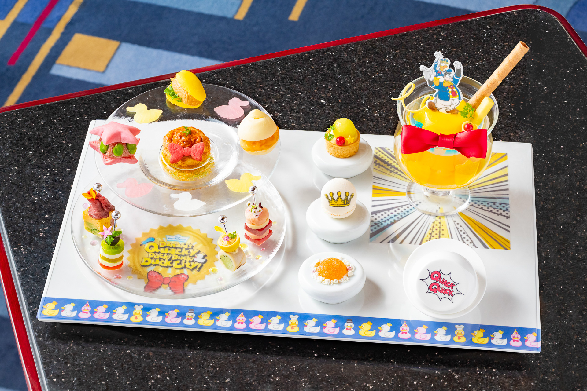 ハイピリオン・ラウンジの「ディズニー・パルパルーザ“ドナルドのクワッキー・ダック！ダック！ダックシティ！”プレミアムスウィーツセット」（6800円）※提供期間4月1日～5月15日