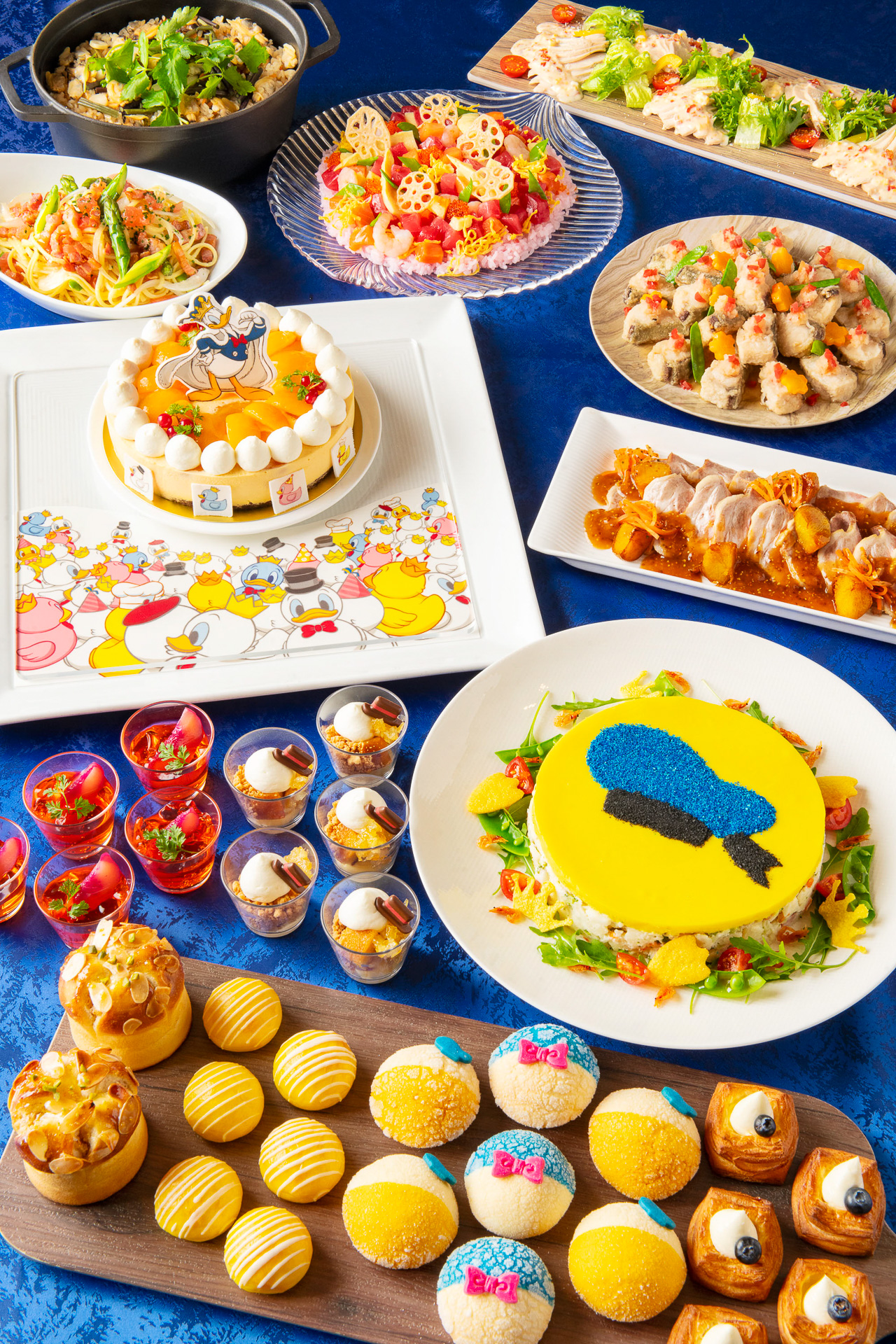 シャーウッドガーデン・レストランの「ディズニー・パルパルーザ“ドナルドのクワッキー・ダック！ダック！ダックシティ！”ブッフェ」（11時30分～、大人5800円～6300円ほか/16時30分～、大人6600円～7100円ほか）※提供期間4月1日～6月30日