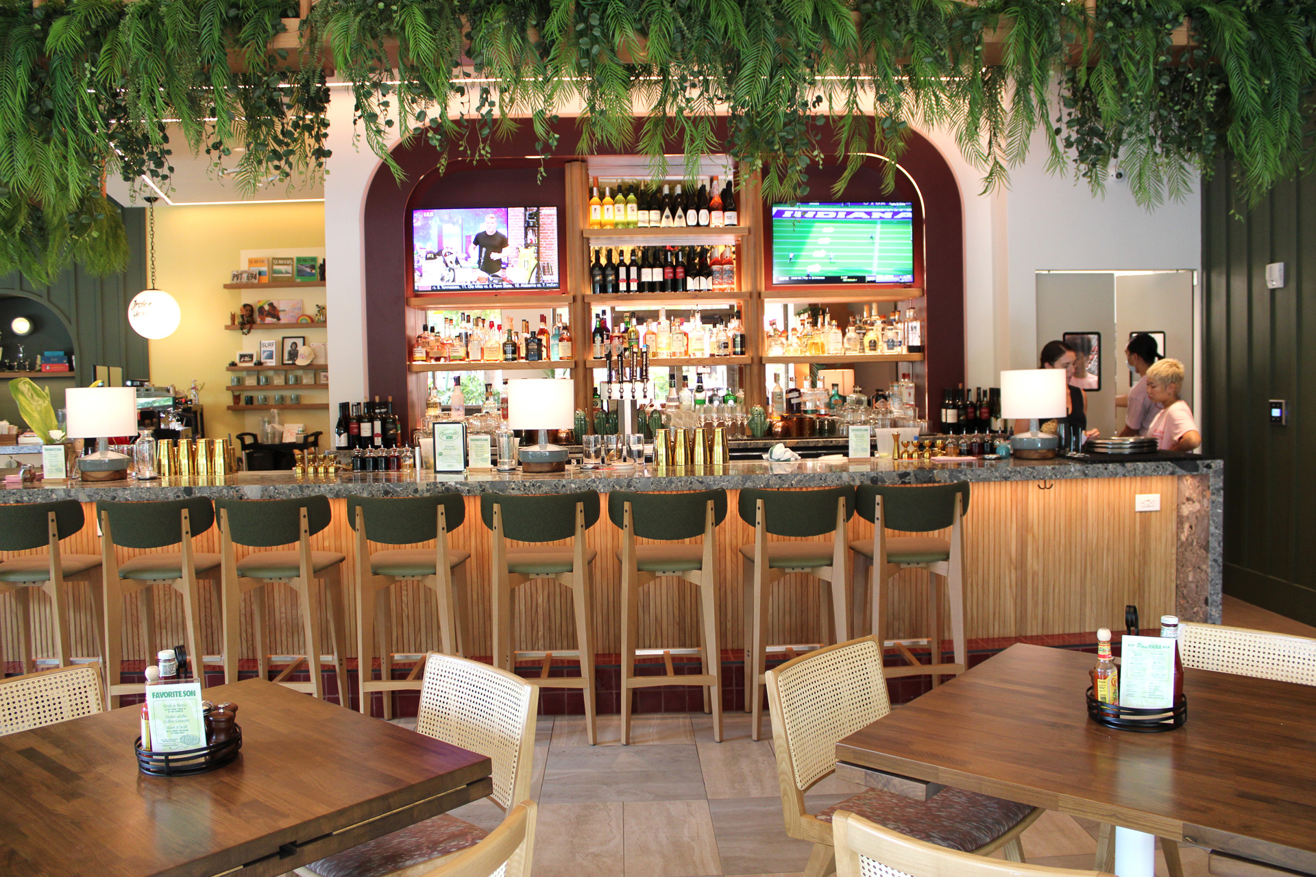 明るい雰囲気のバーカウンターを備えた店内