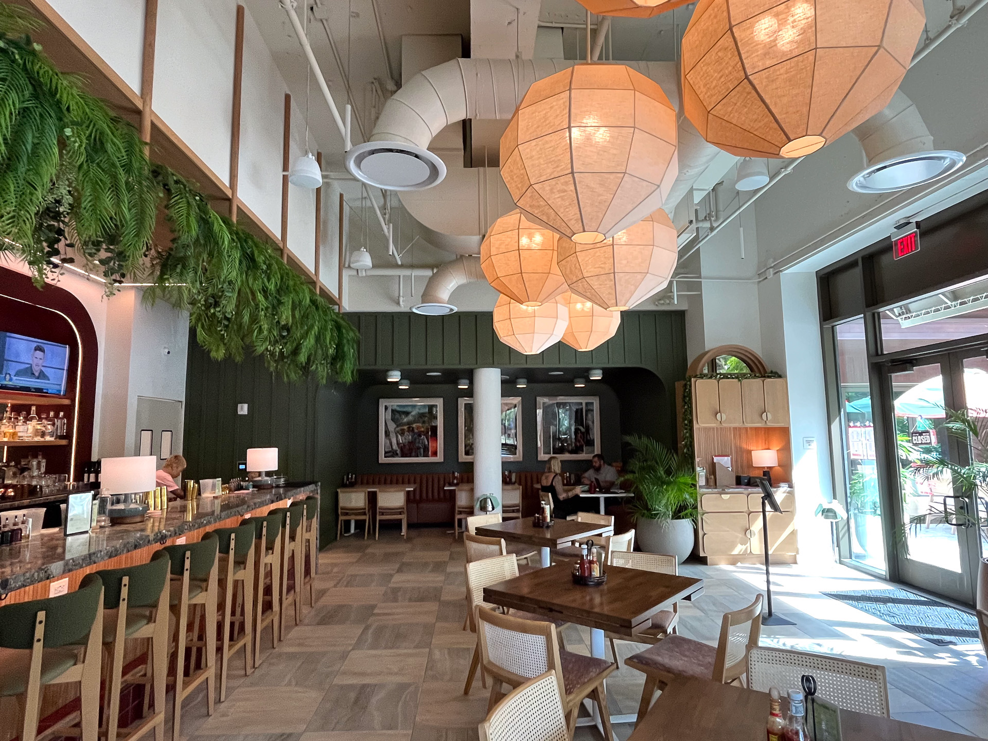 外からは分かりづらいが開放感があるカジュアルな店なので勇気を出してドアを開けてみよう