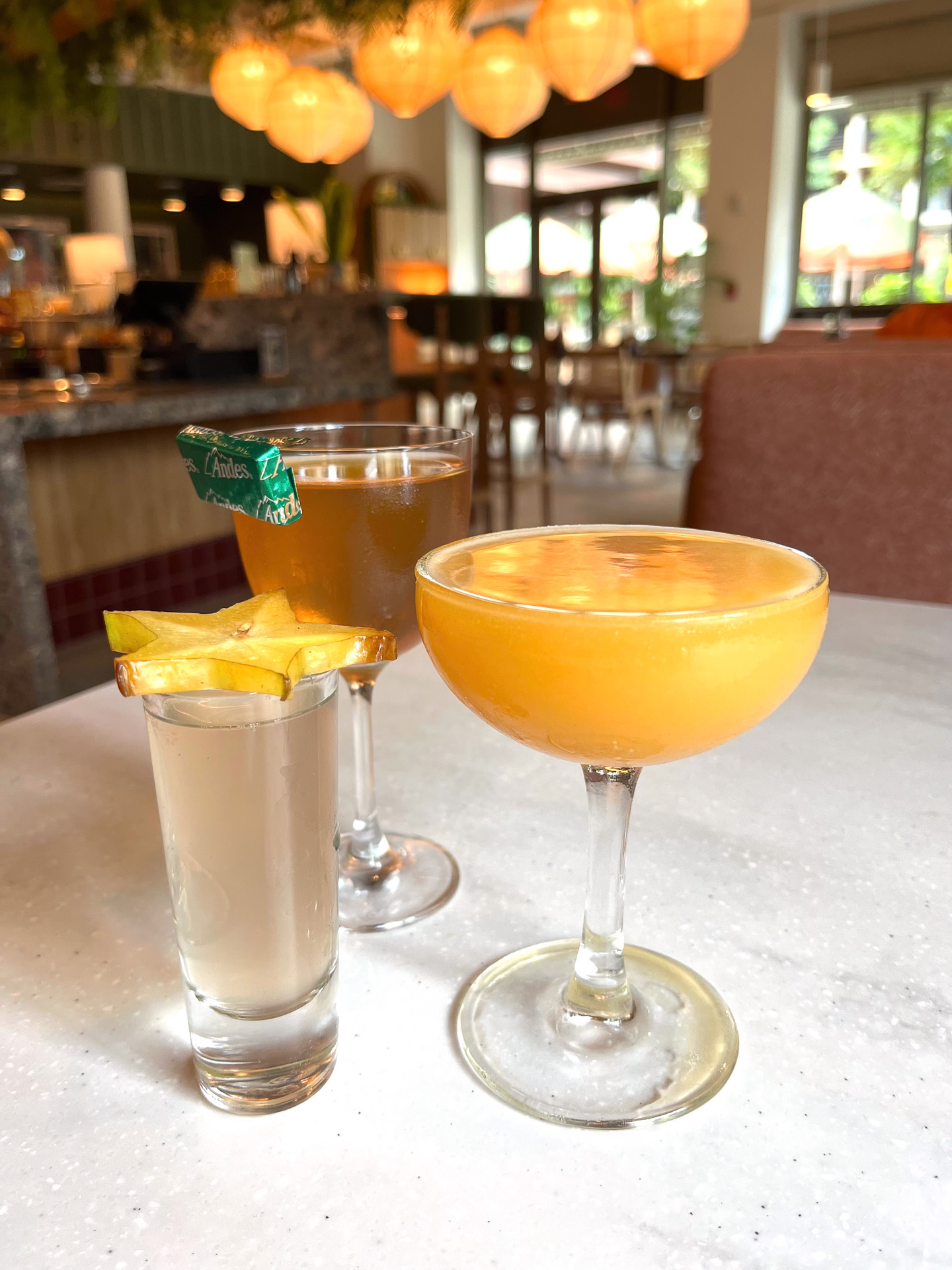 POGstar Maritiniの後ろにあるヤンググラスホッパーはミントチョコと一緒に