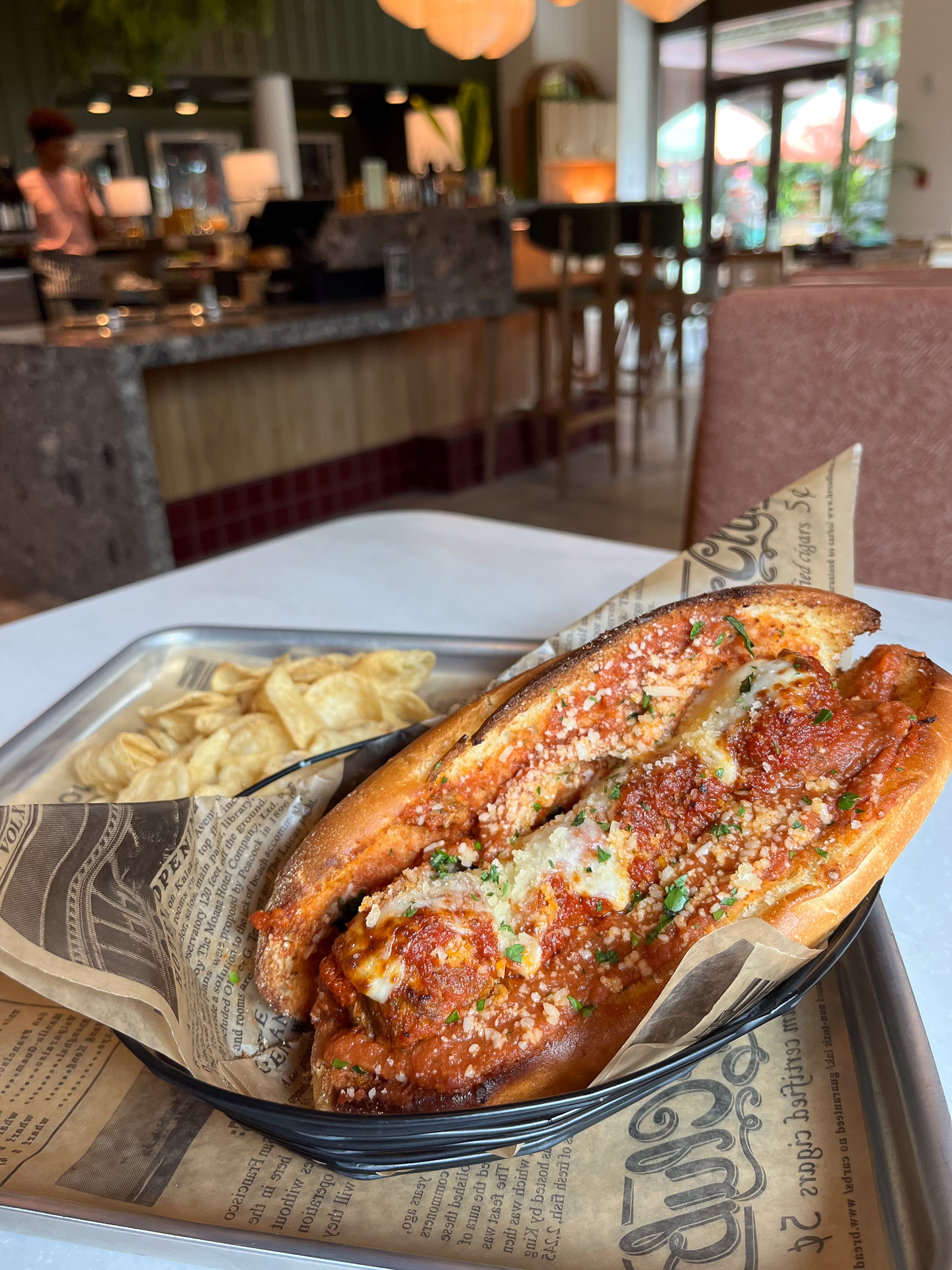 マリナーラソースがたっぷりかかったミートボールサブ（22ドル/ハーフサイズ13ドル）