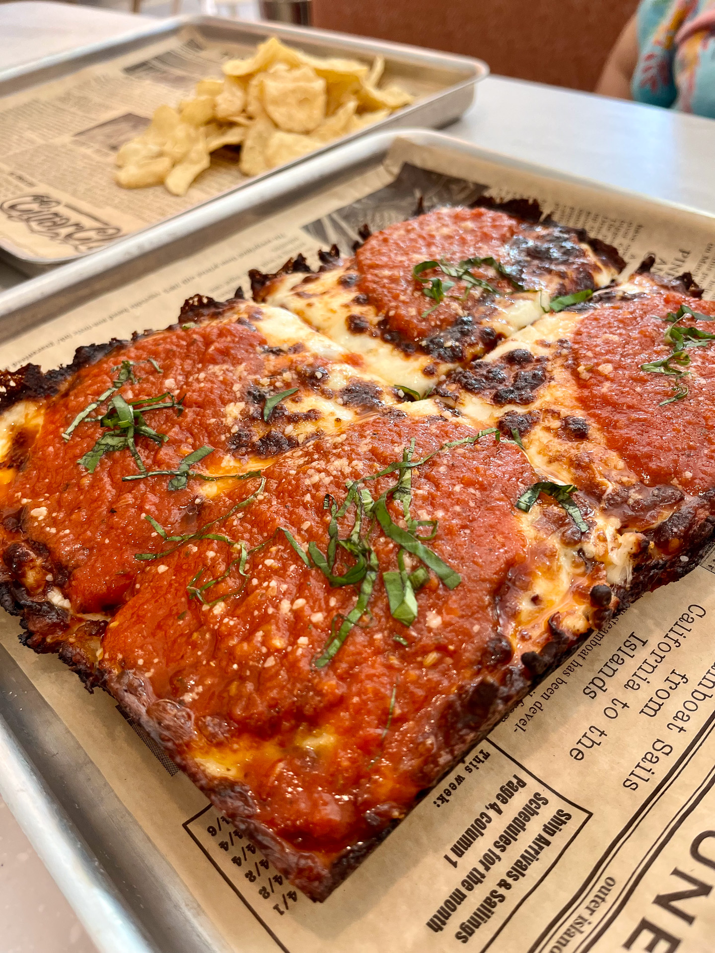 厚みのあるスクエアパイピザは少し硬くアメリカらしいピザ（25ドル/ハーフサイズ13ドル）