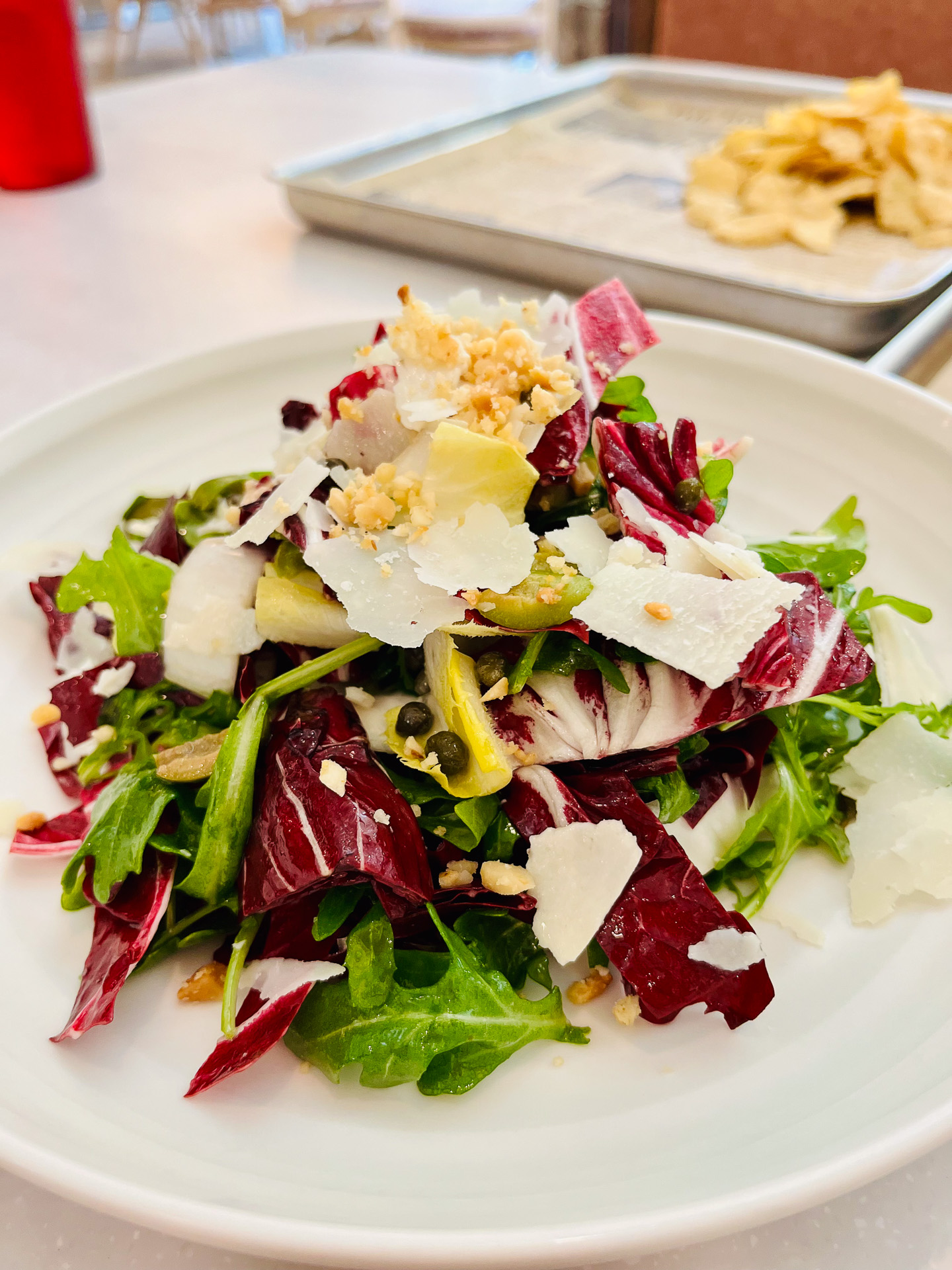 チコリとルッコラにペコリーノチーズの塩っぱさの加減がちょうどよかったトリコロールチコリサラダ（22ドル/ハーフサイズ13ドル）