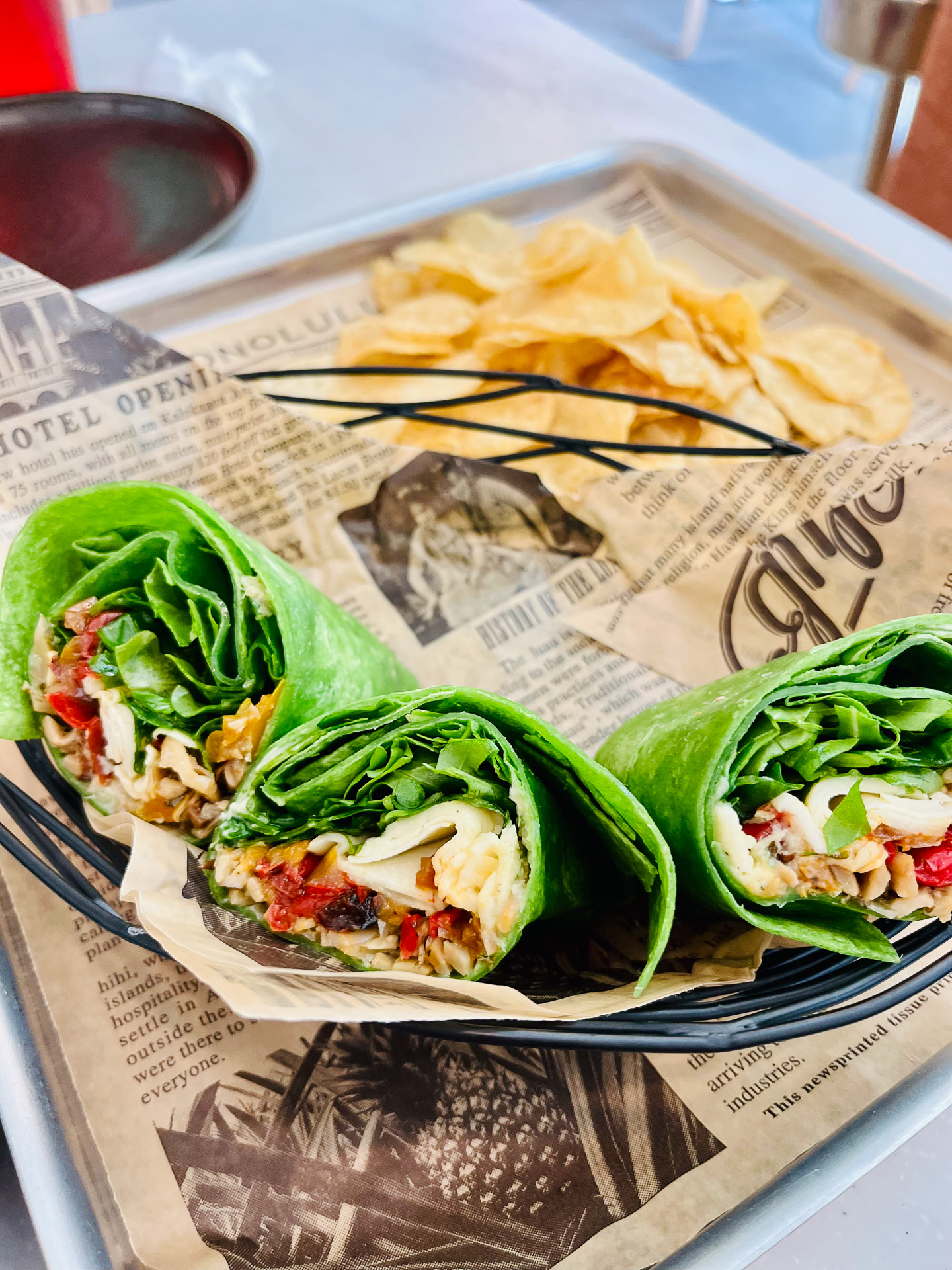 炒めた野菜とチーズを、ほうれん草の生地で挟んだラップサンドアリィマシュルーム＆ペッパーラップ（19ドル）