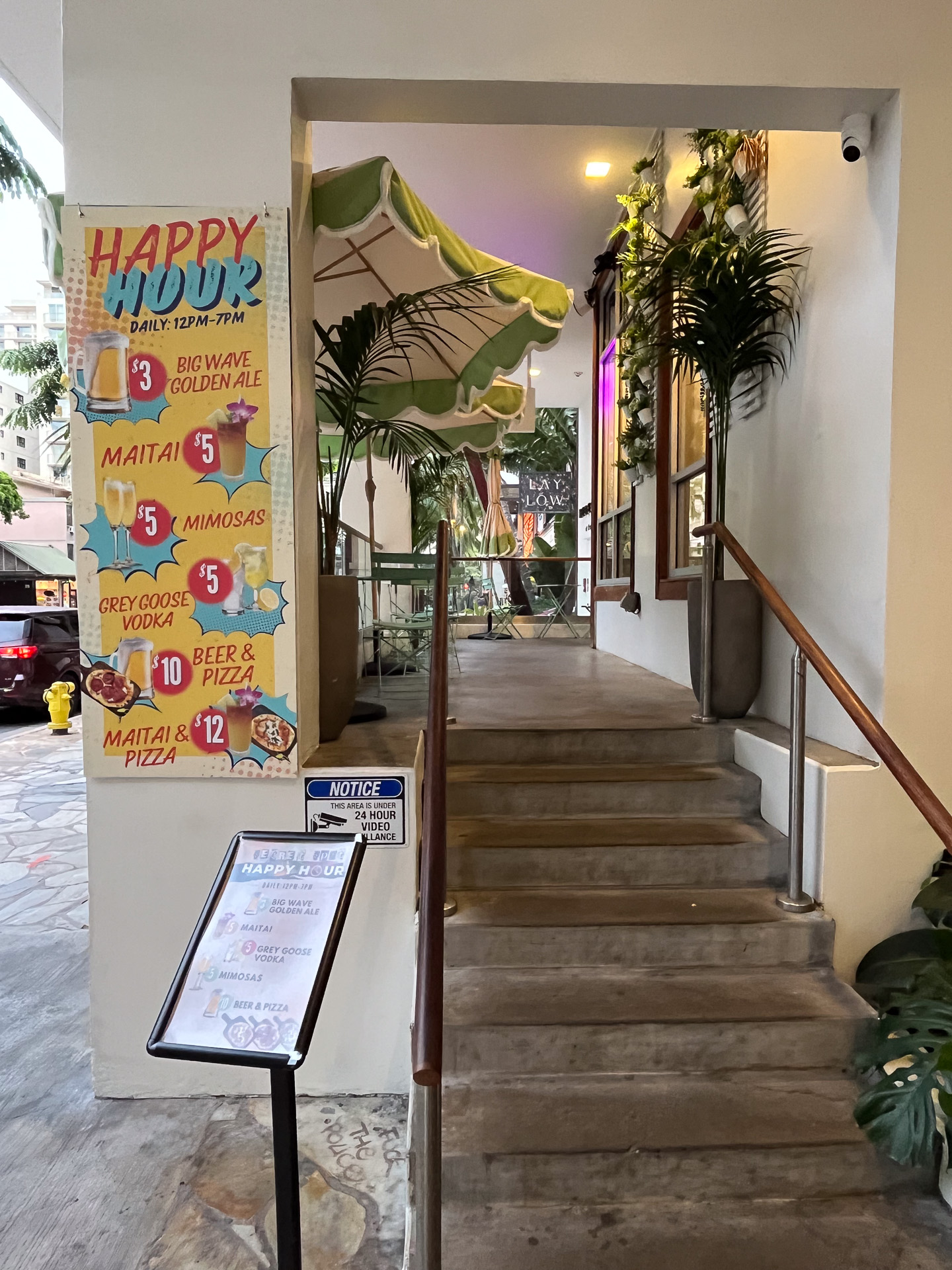 クヒオ通り沿いに入り口がある