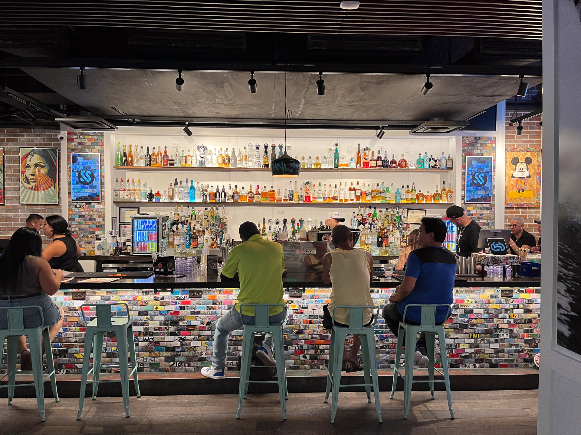 なかに入ると喧騒を離れたバーカウンターが登場する