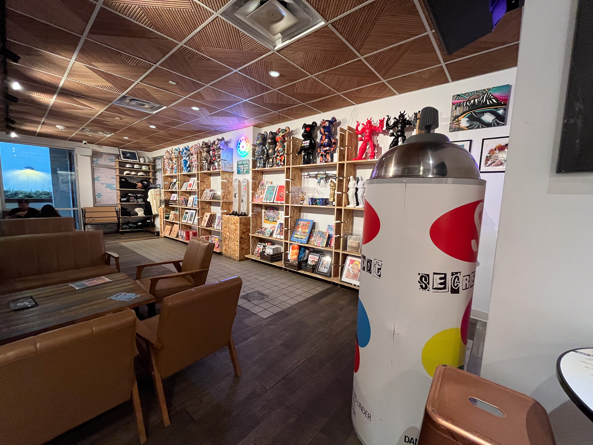 ブリキのおもちゃなどコレクターアイテムが並ぶ